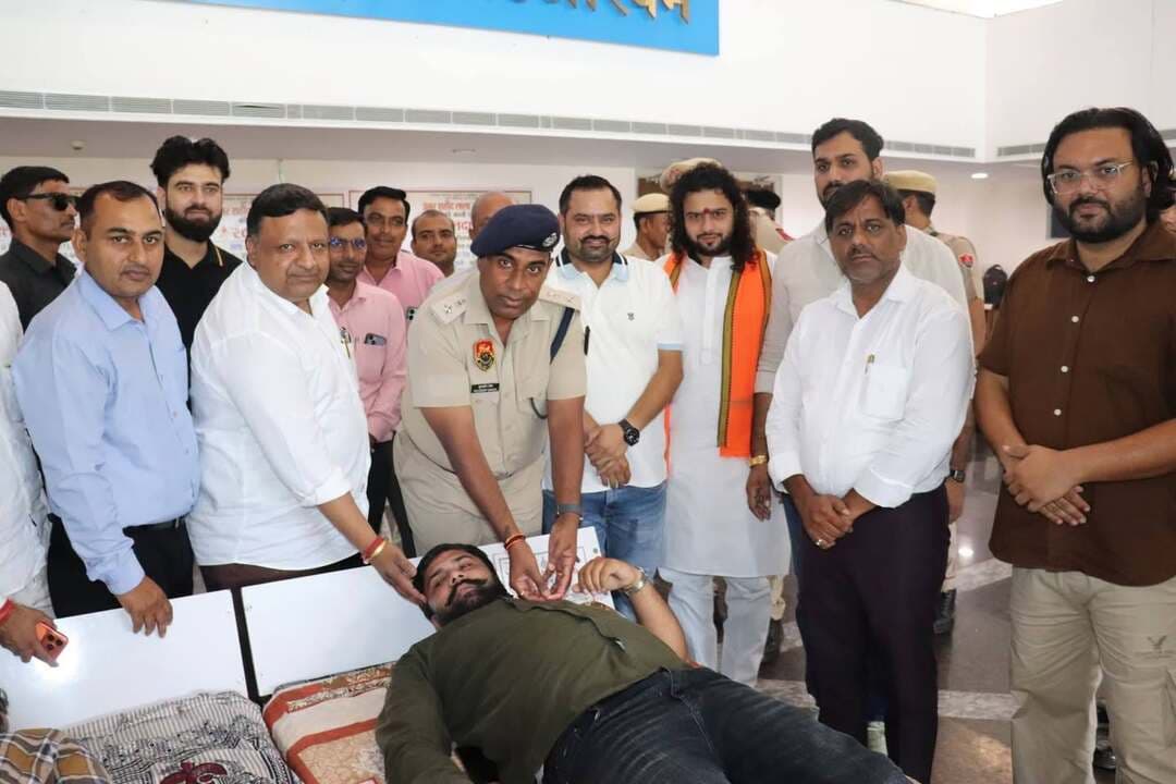 अमर शहीद लाला जगत नारायण की पुण्यतिथि पर पत्रकार अमनदीप पिलानिया ने 30वीं बार किया रक्तदान
जींद। पंजाब केसरी टीवी के जींद प्रतिनिधि पत्रकार अमनदीप पिलानिया ने चौधरी रणबीर सिंह यूनिवर्सिटी, जींद में अमर शहीद लाला जगत नारायण की 45वीं पुण्यतिथि के अवसर पर आयोजित रक्तदान शिविर में 30वीं बार रक्तदान किया। इस अवसर पर उन्होंने युवाओं से बढ़-चढ़कर रक्तदान करने की अपील की।
अमनदीप पिलानिया ने कहा कि वह पिछले कई वर्षों से लगातार रक्तदान करते आ रहे हैं और समय-समय पर जरूरतमंद लोगों के लिए भी रक्तदान करते रहते हैं। उन्होंने कहा कि युवाओं को अपने व्यस्त समय में से कुछ समय निकालकर रक्तदान जरूर करना चाहिए, क्योंकि आपकी एक पहल किसी जरूरतमंद को नया जीवन दे सकती है।
उन्होंने कहा कि रक्तदान से बड़ा कोई दान नहीं है। उनका लक्ष्य है कि वह अपने जीवन में 100 बार रक्तदान करें और इसी संकल्प के साथ वह लगातार रक्तदान करते रहेंगे।
गौरतलब है कि अमनदीप पिलानिया पिछले कई वर्षों से पंजाब केसरी ग्रुप के साथ जुड़े हुए हैं और अमर शहीद लाला जगत नारायण की पुण्यतिथि पर आयोजित होने वाले रक्तदान शिविर में लगातार रक्तदान करते आ रहे हैं।
अमनदीप पिलानिया द्वारा 30वीं बार रक्तदान किए जाने पर जींद के पुलिस अधीक्षक कुलदीप सिंह तथा चौधरी रणबीर सिंह यूनिवर्सिटी, जींद के कुलपति डॉ. रामपाल सैनी व सफीदों से समाजसेवी आचार्य विकास कुमार ने उन्हें प्रशंसा पत्र देकर सम्मानित किया और उनके इस सामाजिक कार्य की सराहना की।