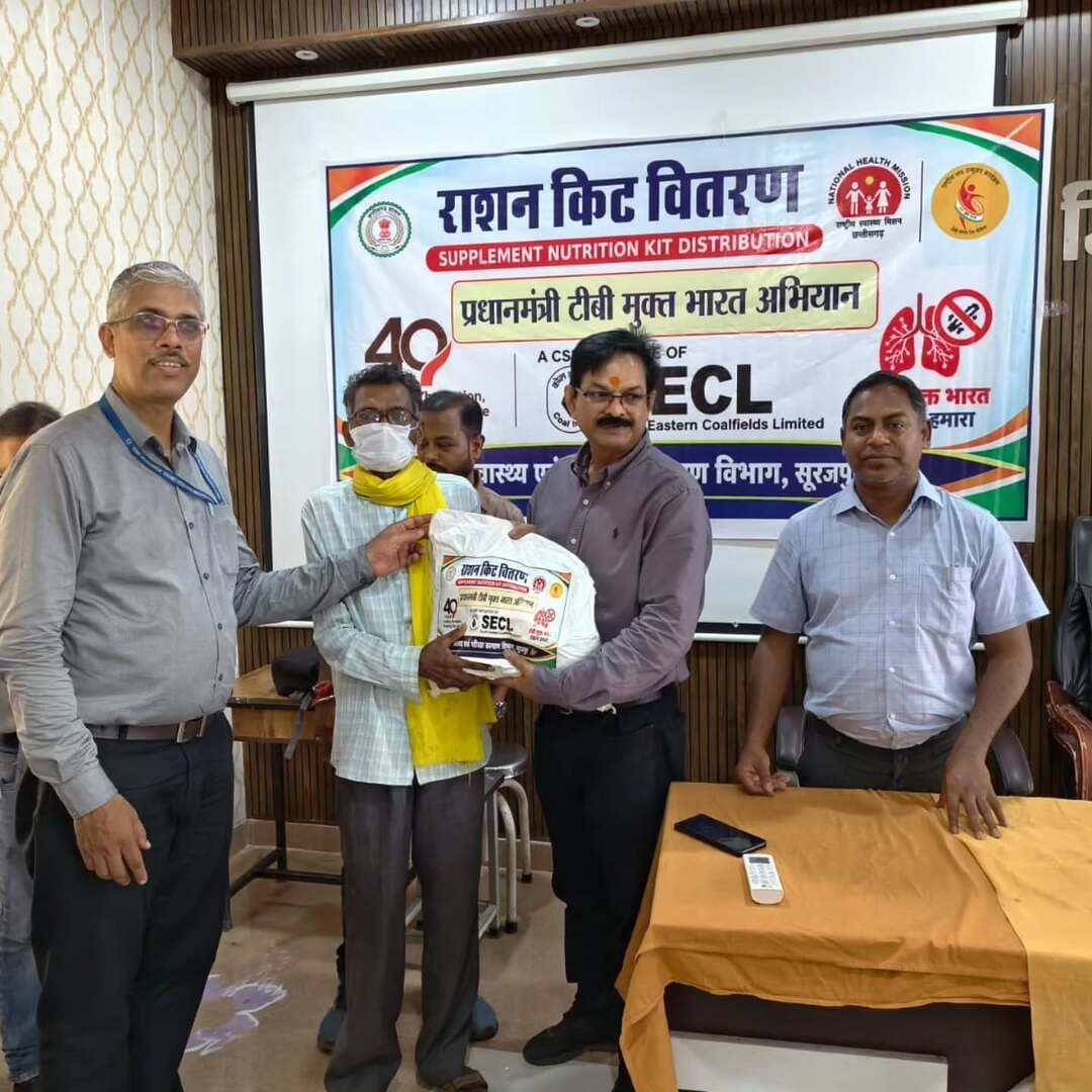टीबी मुक्त सूरजपुर की ओर एक और कदम!
जिला प्रशासन की पहल पर एसईसीएल विश्रामपुर क्षेत्र ने CSR मद से सूरजपुर एवं रामानुजनगर के 65 टीबी मरीजों को गोद लेकर पोषण आहार एवं फूड बास्केट उपलब्ध कराया।
दवा के साथ पोषण और सामाजिक सहभागिता—टीबी मुक्त सूरजपुर का संकल्प।
#TBMuktSurajpur #TBMuktBharat #HealthForAll #CSR #Surajpur
@chhattisgarhcmo @dpr.chhattisgarh @healthcggov @rena_jamil_ias