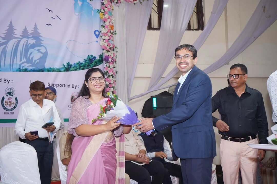 सूरजपुर में पर्यटन को नई पहचान, रोजगार को नई दिशा..
रैम्प योजना के तहत आयोजित एक दिवसीय सेमिनार में जिले की प्राकृतिक, धार्मिक एवं सांस्कृतिक पर्यटन संभावनाओं पर मंथन हुआ। ‘सूरजपुर टूरिज्म’ लोगो का अनावरण कर जिले को पर्यटन की विशिष्ट पहचान देने की दिशा में कदम बढ़ाया गया।
- पर्यटन को स्थानीय अर्थव्यवस्था से जोड़कर युवाओं के लिए रोजगार एवं स्वरोजगार के नए अवसर विकसित करने पर जोर दिया गया।
सेमिनार के पश्चात अतिथियों ने हरी झंडी दिखाकर दो दिवसीय पर्यटन यात्रा का शुभारंभ किया, जिसमें जिले के प्रमुख पर्यटन स्थलों का भ्रमण किया जाएगा।
#Surajpur #SurajpurTourism #DiscoverSurajpur #Tourism #RAMP
@chhattisgarhcmo @tourismgoi @gochhattisgarh @dpr.chhattisgarh @rena_jamil_ias