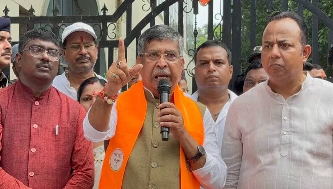 JPSC-JSSC-CGL धांधली को लेकर भाजपा का उपायुक्त कार्यालय घेराव, CBI जांच की मांग
#रांची:- JPSC, JSSC और CGL परीक्षाओं में कथित धांधली की CBI जांच, दोषियों की गिरफ्तारी और आंदोलन कर रहे छात्रों पर दर्ज मुकदमे वापस लेने की मांग को लेकर भाजपा ने मंगलवार को रांची उपायुक्त कार्यालय का घेराव किया।
भाजपा प्रदेश अध्यक्ष आदित्य साहू के नेतृत्व में रांची महानगर, रांची पूर्वी और रांची पश्चिमी जिला के संयुक्त तत्वावधान में आयोजित कार्यक्रम में बड़ी संख्या में भाजपा कार्यकर्ता, छात्र और युवा शामिल हुए। जिला स्कूल मैदान से कार्यकर्ता जुलूस के रूप में उपायुक्त कार्यालय पहुंचे और सरकार के खिलाफ नारेबाजी की।
कार्यक्रम को संबोधित करते हुए आदित्य साहू ने राज्य सरकार पर युवाओं के भविष्य के साथ खिलवाड़ करने का आरोप लगाया। उन्होंने कहा कि बिना CBI जांच के छात्रों को न्याय नहीं मिलेगा। उन्होंने JPSC, JSSC और CGL परीक्षा में कथित गड़बड़ी की निष्पक्ष जांच कराने, दोषियों की गिरफ्तारी और छात्रों पर दर्ज मुकदमे वापस लेने की मांग की।
साहू ने आरोप लगाया कि सरकार आंदोलन कर रहे छात्रों की आवाज दबाने का प्रयास कर रही है। उन्होंने कहा कि यदि सरकार ने जल्द कार्रवाई नहीं की तो भाजपा चरणबद्ध और व्यापक आंदोलन करेगी।
पूर्व प्रदेश अध्यक्ष दीपक प्रकाश ने कहा कि परीक्षा व्यवस्था में पारदर्शिता जरूरी है और युवाओं के भविष्य से खिलवाड़ करने वालों पर कार्रवाई होनी चाहिए।
वहीं रांची विधायक सीपी सिंह, हटिया विधायक नवीन जायसवाल और रांची की महापौर रोशनी खलखो ने भी छात्रों के समर्थन में आवाज उठाते हुए परीक्षा में कथित अनियमितताओं की निष्पक्ष जांच की मांग की।
भाजपा नेताओं ने कहा कि JPSC, JSSC और CGL परीक्षाओं का मुद्दा लाखों युवाओं के भविष्य से जुड़ा है और पार्टी छात्रों की मांगों को सड़क से सदन तक उठाती रहेगी।
#JPSC #JSSC #JSSC_CGL #JPSCJSSC #JPSCNews #JSSCNews #CGLExam #CBIInvestigation #CBIजांच #भर्ती_घोटाला #परीक्षा_धांधली #छात्र_आंदोलन #छात्रों_की_आवाज #आदित्यसाहू #BJPJharkhand #JharkhandBJP #JharkhandNews #RanchiNews #Ranchi #JharkhandStudents #RecruitmentScam #ExamScam #BreakingNews #LatestNews #ViralNews #JharkhandPolitics