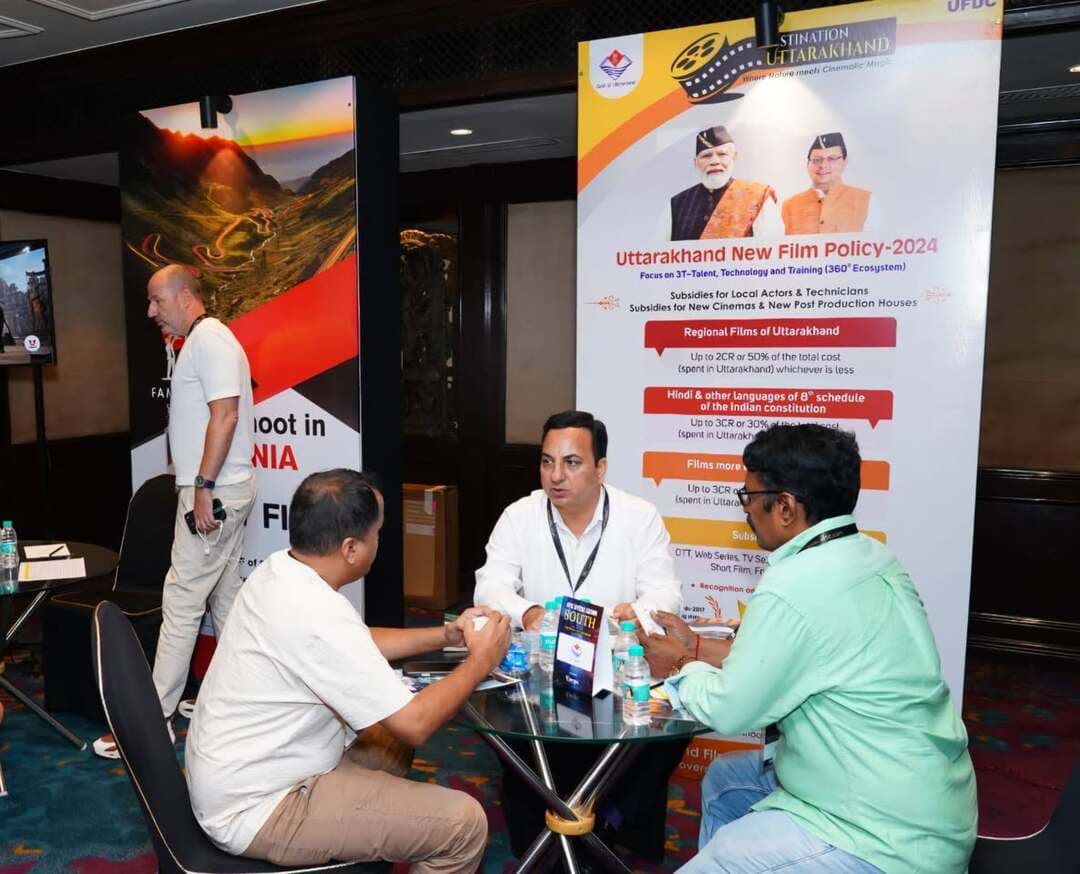 🚨तमिल फिल्म इंडस्ट्री की उत्तराखंड में शूटिंग को लेकर बढ़ी रुचि
चेन्नई। इंडिया इंटरनेशनल फिल्म टूरिज्म कॉन्क्लेव-साउथ में उत्तराखंड की फिल्म नीति और प्रदेश की शूटिंग लोकेशंस को प्रमुखता से प्रस्तुत किया गया। इस दौरान तमिल फिल्म इंडस्ट्री के कई प्रोड्यूसर्स और डायरेक्टर्स ने उत्तराखंड में फिल्मांकन को लेकर रुचि दिखाई।
कॉन्क्लेव में देश-विदेश के फिल्ममेकर्स, प्रोड्यूसर्स और फिल्म कमीशन के प्रतिनिधियों ने हिस्सा लिया। उत्तराखंड फिल्म विकास परिषद के नोडल अधिकारी के.एस. चौहान ने राज्य की फिल्म नीति, शूटिंग सुविधाओं और विभिन्न लोकेशंस की जानकारी साझा की।
उन्होंने बताया कि उत्तराखंड में फिल्म शूटिंग को बढ़ावा देने के लिए फिल्म नीति के तहत निर्माताओं को सुविधाएं दी जा रही हैं। हिंदी और अन्य क्षेत्रीय भाषाओं की फिल्मों के लिए 3 करोड़ रुपये तक की सब्सिडी का प्रावधान है। वेब सीरीज और विदेशी फिल्मों को भी सब्सिडी के दायरे में शामिल किया गया है।
शूटिंग की अनुमति के लिए ऑनलाइन प्रक्रिया और सिंगल विंडो सिस्टम लागू है, जिसके तहत निर्धारित प्रक्रिया के अनुसार सात दिनों के भीतर अनुमति देने की व्यवस्था है। शूटिंग शुल्क में छूट के साथ सुरक्षा व्यवस्था और GMVN-KMVN गेस्ट हाउसों में विशेष रियायतें भी उपलब्ध कराई जा रही हैं।
कॉन्क्लेव के दौरान इंडिया टॉकीज, स्टोन बीच स्टूडियो, बीटीजीआई प्रोडक्शंस, पारसा पिक्चर, लाइका प्रोडक्शंस, मसाला पिक्स, कवि क्रिएशन्स और ड्रीम वारियर पिक्चर्स समेत कई प्रोडक्शन हाउस के प्रतिनिधियों के साथ वन-टू-वन बैठकें हुईं। इन प्रोडक्शन हाउसों ने उत्तराखंड में शूटिंग की संभावनाओं में रुचि दिखाई।
राज्य सरकार का लक्ष्य उत्तराखंड की प्राकृतिक सुंदरता, विविध भौगोलिक परिस्थितियों और सांस्कृतिक विरासत को फिल्म निर्माण से जोड़कर प्रदेश को एक प्रमुख फिल्म शूटिंग और फिल्म टूरिज्म हब के रूप में विकसित करना है। इससे स्थानीय स्तर पर रोजगार और पर्यटन को भी बढ़ावा मिलने की उम्मीद है।
#उत्तराखंड #FilmTourism #TamilFilmIndustry #UttarakhandFilmPolicy #FilmShooting #newsmafiya