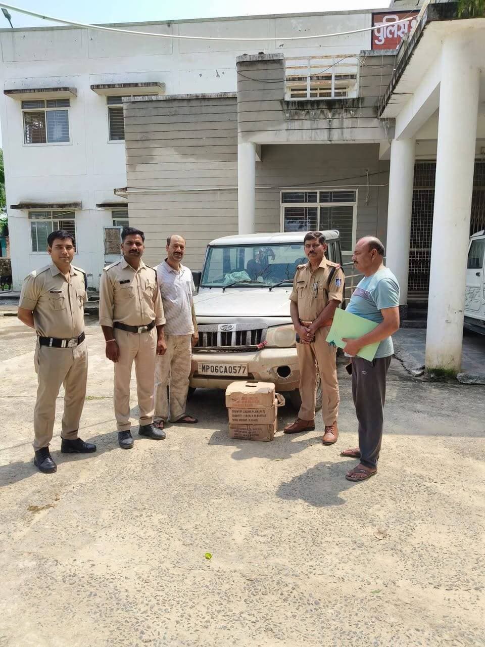 मुरैना — अवैध शराब के खिलाफ मुरैना पुलिस की ताबड़तोड़ कार्रवाई जारी है। 7 सितंबर को जिले के विभिन्न थाना क्षेत्रों में पुलिस ने 25 प्रकरण दर्ज कर 25 आरोपियों को गिरफ्तार किया। आरोपियों के कब्जे से 287 लीटर अवैध देशी-विदेशी शराब और एक बोलेरो वाहन सहित करीब 4 लाख 45 हजार 510 रुपये का मशरूका जब्त किया गया।
वहीं, अवैध शराब के कारोबार में लिप्त 5 आदतन अपराधियों के खिलाफ प्रतिबंधात्मक कार्रवाई भी की गई। पुलिस ने अवैध शराब के निर्माण, परिवहन और बिक्री पर रोक लगाने के लिए चेकिंग और पेट्रोलिंग बढ़ा दी है। पुलिस ने साफ किया है कि अवैध शराब के कारोबार को किसी भी स्थिति में बर्दाश्त नहीं किया जाएगा।