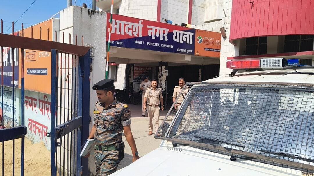 वैष्णवी ग्रुप के चेयरमैन प्रदीप राय से कथित रंगदारी मांगने और मारपीट के आरोप में FIR, दूसरे पक्ष ने भी लगाया घर पर पहुंचकर धमकाने का आरोप,पुलिस जुटी जांच में
बक्सर । बक्सर नगर थाना क्षेत्र में वैष्णवी ग्रुप के चेयरमैन प्रदीप कुमार राय से कथित तौर पर रंगदारी मांगने, धमकी देने और उनके पक्ष से पहुंचे व्यक्ति के साथ मारपीट किए जाने का मामला सामने आया है। मामले में प्रियव्रत दुबे की शिकायत पर बक्सर नगर थाने में प्राथमिकी दर्ज कर जांच की जिम्मेदारी पुलिस निरीक्षक मनोज कुमार सिंह को दी गई है। वहीं, इसी घटनाक्रम से जुड़े दूसरे पक्ष की ओर से भी पुलिस को आवेदन देकर घर पर पहुंचकर धमकी देने और मारपीट का आरोप लगाया गया है। दोनों पक्षों के आरोपों की पुलिस जांच कर रही है।
एक लाख रुपये प्रतिमाह से लेकर 50 लाख रुपये मांगने का आरोप
प्रियव्रत दुबे की ओर से दिए गए आवेदन के मुताबिक, शिवप्रकाश राय और उनके पुत्र सत्यप्रकाश राय पर आरोप लगाया गया है कि उन्होंने प्रदीप कुमार राय पर विभिन्न आरोप लगाकर उनकी सामाजिक प्रतिष्ठा को नुकसान पहुंचाने की धमकी दी और कथित तौर पर एक लाख रुपये प्रतिमाह देने की मांग की। आवेदन में कहा गया है कि मांग पूरी नहीं होने पर बक्सर और बिहार में उनकी छवि खराब करने की धमकी दी गई।
शिकायत के अनुसार, 6 सितंबर 2026 को सत्यप्रकाश राय ने कथित तौर पर प्रदीप कुमार राय से फोन पर बातचीत की। इसके बाद शाम के समय फोन कॉल और संदेश के माध्यम से 50 लाख रुपये की मांग किए जाने का आरोप लगाया गया है। आवेदन में यह भी कहा गया है कि मामले को समाप्त करने के लिए प्रदीप कुमार राय ने प्रियव्रत दुबे को दोनों से बातचीत करने के लिए भेजा था।
समझाने पहुंचे प्रियव्रत से मारपीट और चेन छीनने का आरोप
प्रियव्रत दुबे ने अपने आवेदन में आरोप लगाया है कि शिवप्रकाश राय और सत्यप्रकाश राय ने उनके साथ गाली-गलौज की और कथित तौर पर धक्का देकर जमीन पर गिरा दिया। साथ ही सत्यप्रकाश राय पर गले से करीब दो भर की सोने की चेन नोच लेने का आरोप लगाया गया है। शिकायत में चेन की कीमत करीब तीन लाख रुपये बताई गई है। आरोप है कि दोनों ने दोबारा मध्यस्थता के लिए आने पर गंभीर परिणाम भुगतने की धमकी भी दी।
इन आरोपों के आधार पर पुलिस ने संबंधित धाराओं में प्राथमिकी दर्ज कर अनुसंधान की जिम्मेदारी पुलिस निरीक्षक मनोज कुमार सिंह को सौंपी है।
दूसरे पक्ष ने भी लगाया घर पर पहुंचकर धमकी देने का आरोप
वहीं, इस मामले में दूसरा पक्ष भी सामने आया है। शिवप्रकाश राय की ओर से पुलिस को दिए गए आवेदन में आरोप लगाया गया है कि 6 सितंबर की शाम करीब 6:30 बजे उनके घर के कैंपस और गेट के पास 10-12 लोग पहुंचे थे। आवेदन में आरोप है कि वहां मौजूद लोगों ने उनके साथ कथित तौर पर गाली-गलौज की और मारपीट की। शिवप्रकाश राय ने मामले में प्राथमिकी दर्ज कर कार्रवाई की मांग की है।
उपलब्ध दस्तावेज के अनुसार, इस शिकायत पर भी पुलिस की ओर से मामला दर्ज किए जाने और जांच की कार्रवाई का उल्लेख है। हालांकि, दोनों पक्षों द्वारा लगाए गए आरोपों की स्वतंत्र पुष्टि अभी नहीं हुई है।
पुलिस जांच से स्पष्ट होगी वास्तविक स्थिति
पूरे घटनाक्रम में एक पक्ष ने प्रदीप कुमार राय से कथित रंगदारी मांगने, धमकी और उनके पक्ष से पहुंचे व्यक्ति के साथ मारपीट का आरोप लगाया है, जबकि दूसरे पक्ष ने भी लोगों के समूह के घर पहुंचने और धमकी-मारपीट का आरोप लगाया है। ऐसे में मामले की वास्तविक स्थिति पुलिस जांच, संबंधित लोगों के बयान, कॉल डिटेल, मोबाइल संदेश, सीसीटीवी फुटेज और अन्य उपलब्ध साक्ष्यों के आधार पर ही स्पष्ट हो सकेगी।
पुलिस द्वारा दोनों पक्षों के आरोपों की जांच की जा रही है। जांच पूरी होने के बाद ही यह स्पष्ट हो पाएगा कि घटना में किन आरोपों की पुष्टि होती है और आगे किन लोगों के खिलाफ कार्रवाई की जाती है।