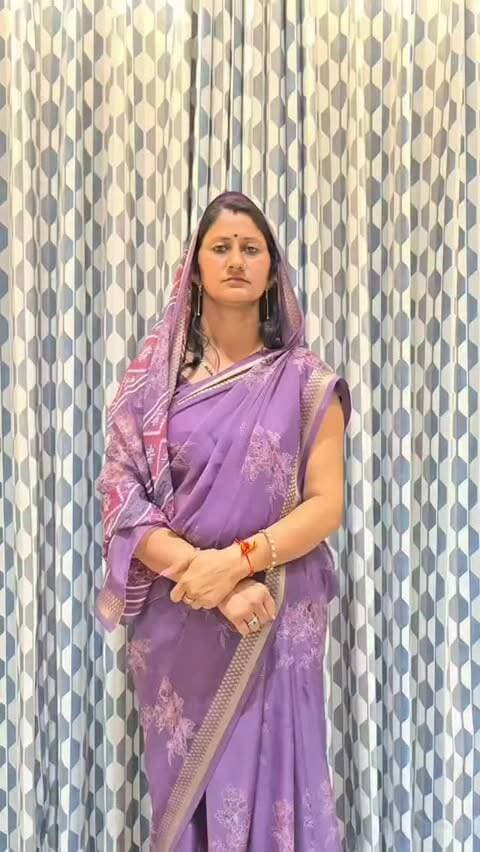 निगम चुनाव में अनूठी पहल: वार्ड 76 से कांग्रेस प्रत्याशी इंद्रा डांगी का ऐलान—'सैलरी और भत्ते का एक भी रुपया घर नहीं जाएगा, वार्ड के विकास और शिक्षा में लगेगा'
उदयपुर।
नगर निगम चुनाव प्रचार के दौरान वार्ड संख्या 76 से कांग्रेस प्रत्याशी इंद्रा डांगी ने सेवा और समर्पण का एक अनूठा उदाहरण पेश किया है। उन्होंने सार्वजनिक घोषणा करते हुए स्पष्ट किया है कि यदि क्षेत्र की जनता उन्हें आशीर्वाद देकर निगम भेजती है, तो वे पार्षद के रूप में मिलने वाले मानदेय और भत्ते का एक रुपया भी अपने घर नहीं ले जाएंगी।
वेतन-भत्ते से होगी जरूरतमंद बच्चों की पढ़ाई और क्षेत्रीय विकास
कांग्रेस प्रत्याशी इंद्रा डांगी ने कहा, "यदि मैं चुनाव जीतकर आती हूं, तो निगम से मिलने वाली पूरी सैलरी और भत्ते वार्ड के उन परिवारों के बच्चों की शिक्षा पर खर्च किए जाएंगे जो आर्थिक रूप से सक्षम नहीं हैं। इसके साथ ही वार्ड के छोटे-मोटे जरूरी विकास कार्यों में भी इस राशि का उपयोग होगा।"
सस�