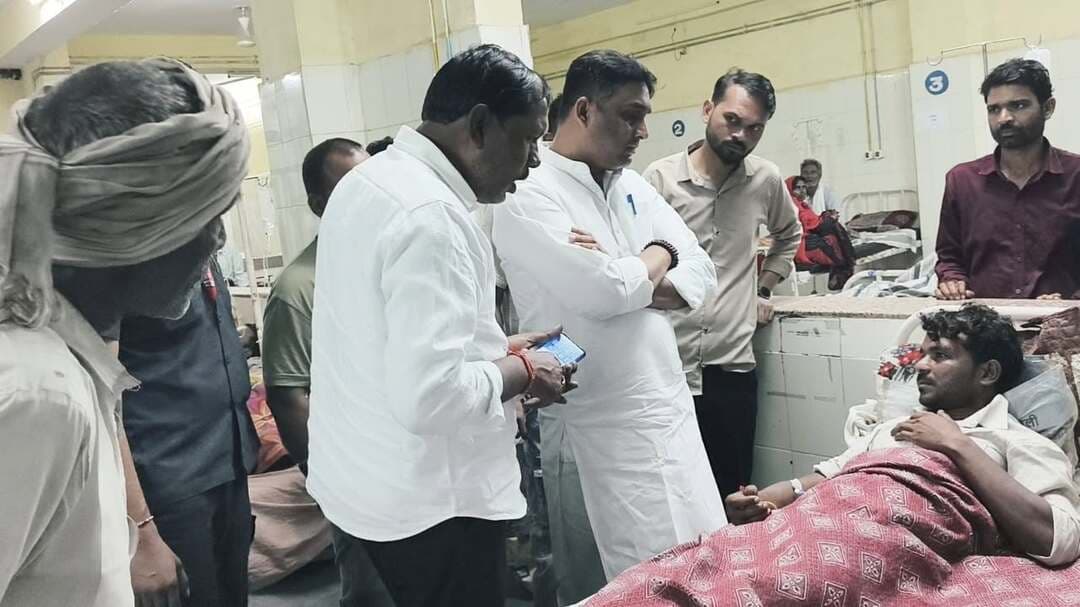 बुंदेलखंड मेडिकल कॉलेज, सागर पहुंचकर सांसद राहुल सिंह लोधी ने जहरीली शराब से पीड़ित मरीजों का कुशलक्षेम जाना।
कल दमोह सांसद श्री लोधी प्रातः 10:30 विधानसभा बंडा के ग्राम छपरी, ग्राम बमूरा भेड़ा, ग्राम पाटन, ग्राम बुढ़ना, ग्राम रवारा, ग्राम धुरमार, ग्राम पापेट में शोकाकुल परिवारों में पहुंचकर, शोक संवेदनाए व्यक्त करेंगे।