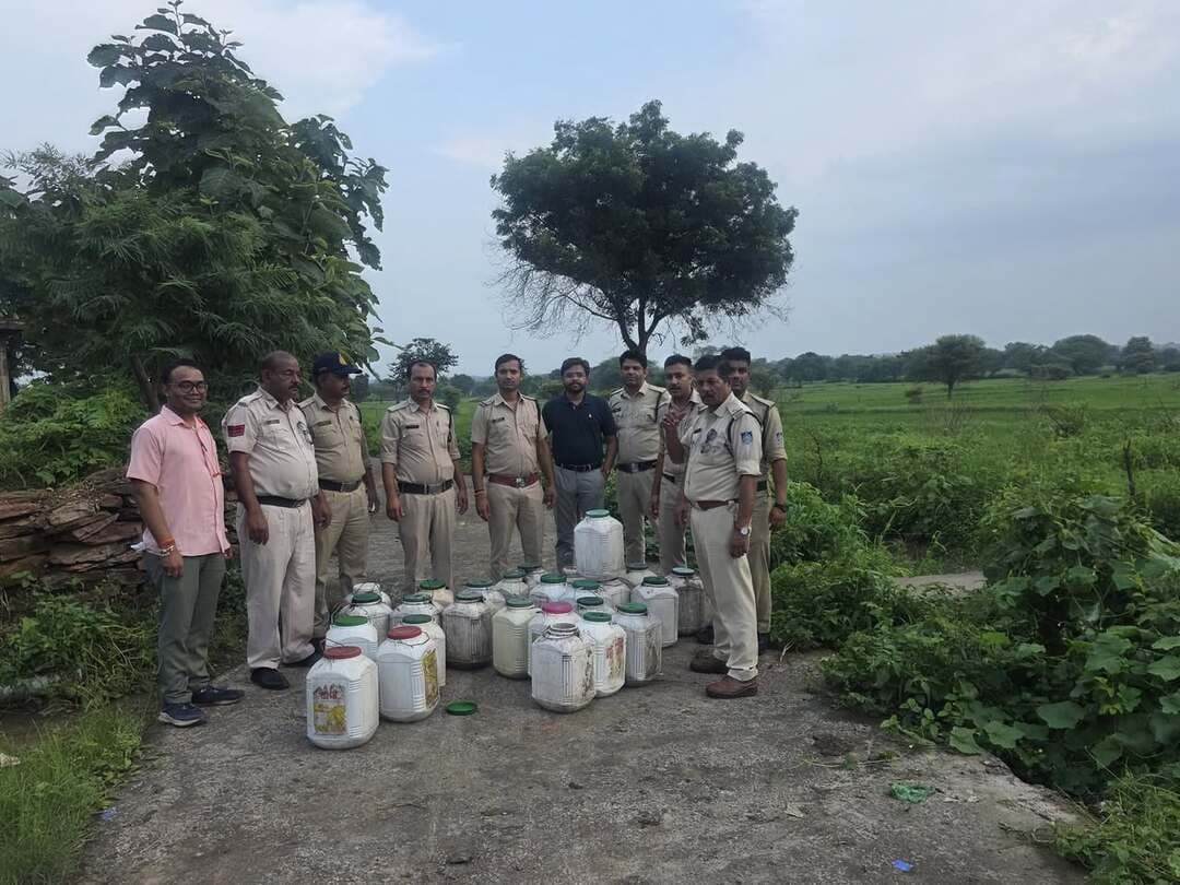 नोहटा थाना क्षेत्र के ग्राम पटी बेड़िया नंदलाल में प्रशासन और पुलिस की संयुक्त टीम ने अवैध शराब कारोबार के खिलाफ बड़ी कार्रवाई की। तहसीलदार आशुतोष गुप्ता के नेतृत्व में राजस्व एवं पुलिस टीम ने गांव में दबिश देकर करीब 2000 लीटर कच्ची महुआ शराब बरामद कर मौके पर ही नष्ट कर दी।