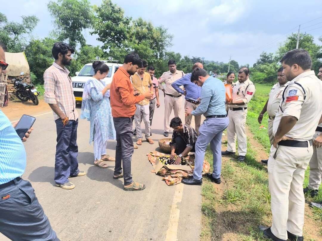 अवैध शराब के खिलाफ संयुक्त दल की कार्रवाई, विभिन्न स्थानों से शराब जब्त
===
इमलिया चौकी क्षेत्र के ग्रामों में राजस्व, आबकारी एवं पुलिस विभाग की संयुक्त कार्रवाई