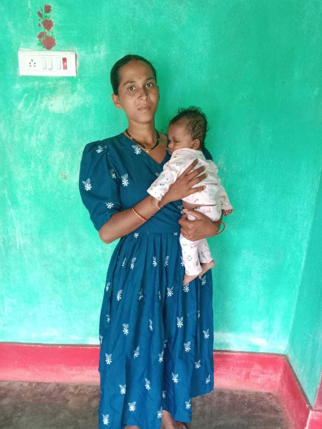 बस्तर की श्रमिक माताओं के लिए ₹20,000 का संबल ❤️
‘मिनीमाता महतारी जतन योजना’ सुदूर गांवों की श्रमिक महिलाओं के लिए मातृत्व के समय आर्थिक सुरक्षा का सहारा बन रही है।
पात्र श्रमिक महिलाओं को ₹20,000 की एकमुश्त सहायता डीबीटी के जरिए सीधे बैंक खाते में दी जा रही है।
इससे मदद मिल रही है 👇
🥗 मां और बच्चे के बेहतर पोषण में
🏥 प्रसव के बाद स्वास्थ्य देखभाल में
👶 नवजात की जरूरतें पूरी करने में
💰 परिवार की आर्थिक चिंता कम करने में
बस्तर के सोनपुर और बड़े किलेपाल की माताओं के अनुभव इस सहायता के सकारात्मक प्रभाव को सामने लाते हैं।
मां सुरक्षित, बच्चा स्वस्थ और परिवार को आर्थिक संबल. यही इस पहल का उद्देश्य है।
