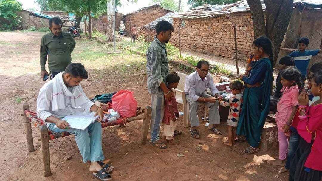 टिकटोली में 110 घरो में लार्वा सर्वे
-----
कलेक्टर सुश्री शीला दाहिमा के मार्गदर्शन एवं जिला मलेरिया अधिकारी डॉ. एसएन बिंदल के निर्देशन में जिले के विभिन्न विकासखंडों में मलेरिया एवं डेंगू नियंत्रण हेतु स्वास्थ्य विभाग द्वारा निरंतर गतिविधियां संचालित की जा रही हैं। इसी क्रम में आज विकासखंड कराहल, बड़ौदा एवं विजयपुर के विभिन्न ग्रामों में लार्वा सर्वे, बुखार रोगियों की जांच, क्षेत्रीय निरीक्षण तथा जन-जागरूकता गतिविधियां आयोजित की गईं।
विकासखंड कराहल के ग्राम टिकटोली में स्वास्थ्य टीम द्वारा 110 घरों का लार्वा सर्वे कर 30 मरीजों की मलेरिया किट से जांच की गई, जिनकी जांच रिपोर्ट नेगेटिव पाई गई। टीम में मलेरिया निरीक्षक श्री नरसिंह गौड़, सीएचओ श्री जितेंद्र मीणा, आशा कार्यकर्ता श्रीमती रचना एवं एम.एस.डब्ल्यू. श्री घनश्याम यादव उपस्थित रहे। ग्रामीणों को मच्छरों से बचाव के उपायों की जानकारी देते हुए घरों के आसपास जलभराव समाप्त करने, पानी के पात्रों को ढककर रखने तथा कूलर एवं पानी की टंकियों की नियमित सफाई करने की समझाइश दी गई। साथ ही बुखार आने पर तत्काल रक्त की जांच कराने एवं चिकित्सकीय सलाह के अनुसार पूर्ण उपचार लेने के लिए प्रेरित किया गया।
विकासखंड बड़ौदा के प्रेमसर एवं अडवाड़ क्षेत्र में मलेरिया नियंत्रण गतिविधियों का निरीक्षण एवं समीक्षा की गई। मलेरिया निरीक्षक श्री मानसिंह पारस एवं एम.टी.एस. श्री अरविन्द गर्ग द्वारा एएनएम, सीएचओ एवं आशा कार्यकर्ताओं द्वारा किए जा रहे कार्यों की समीक्षा की गई। प्राथमिक स्वास्थ्य केंद्र प्रेमसर में लैब का निरीक्षण कर मलेरिया संबंधी जांच एवं रिपोर्टिंग की जानकारी ली गई। इसी प्रकार अडवाड़ में टीकाकरण सत्र स्थल एवं समुदाय में भ्रमण कर ग्रामीणों को मलेरिया एवं डेंगू से बचाव के संबंध में जागरूक किया गया।
विकासखंड विजयपुर के ग्राम दरिगमा, शाला, बरौली, सुखवास एवं अर्राेदरी में बुखार रोगियों की जांच के साथ समुदाय बैठक आयोजित कर ग्रामीणों को मलेरिया नियंत्रण एवं रोकथाम के उपायों की जानकारी दी गई। ग्रामीणों को समझाइश दी गई कि घर एवं आसपास अनावश्यक रूप से पानी जमा न होने दें, मच्छरदानी का उपयोग करें तथा बुखार आने पर तत्काल रक्त की जांच कराएं। आशा कार्यकर्ताओं द्वारा लार्वा सर्वे एवं बुखार रोगियों की जांच भी की गई। इस दौरान एम.टी.एस. साहिब कुरैशी, बी.सी.एम. कमल किशोर एवं आशा कार्यकर्ता उपस्थित रहे।
स्वास्थ्य विभाग द्वारा ग्रामीणों से अपील की गई है कि मलेरिया एवं डेंगू की रोकथाम में सामुदायिक सहभागिता अत्यंत महत्वपूर्ण है। घरों में रखे पानी के बर्तनों को ढककर रखें, कूलर एवं पानी की टंकियों को सप्ताह में कम से कम एक बार खाली कर साफ करें तथा आसपास पानी जमा न होने दें। किसी भी प्रकार का बुखार होने पर स्वयं उपचार न लेते हुए नजदीकी स्वास्थ्य केंद्र पर जाकर रक्त की जांच अवश्य कराएं।
-
CM Madhya Pradesh
Jansampark Madhya Pradesh
#JansamparkMP
#sheopur