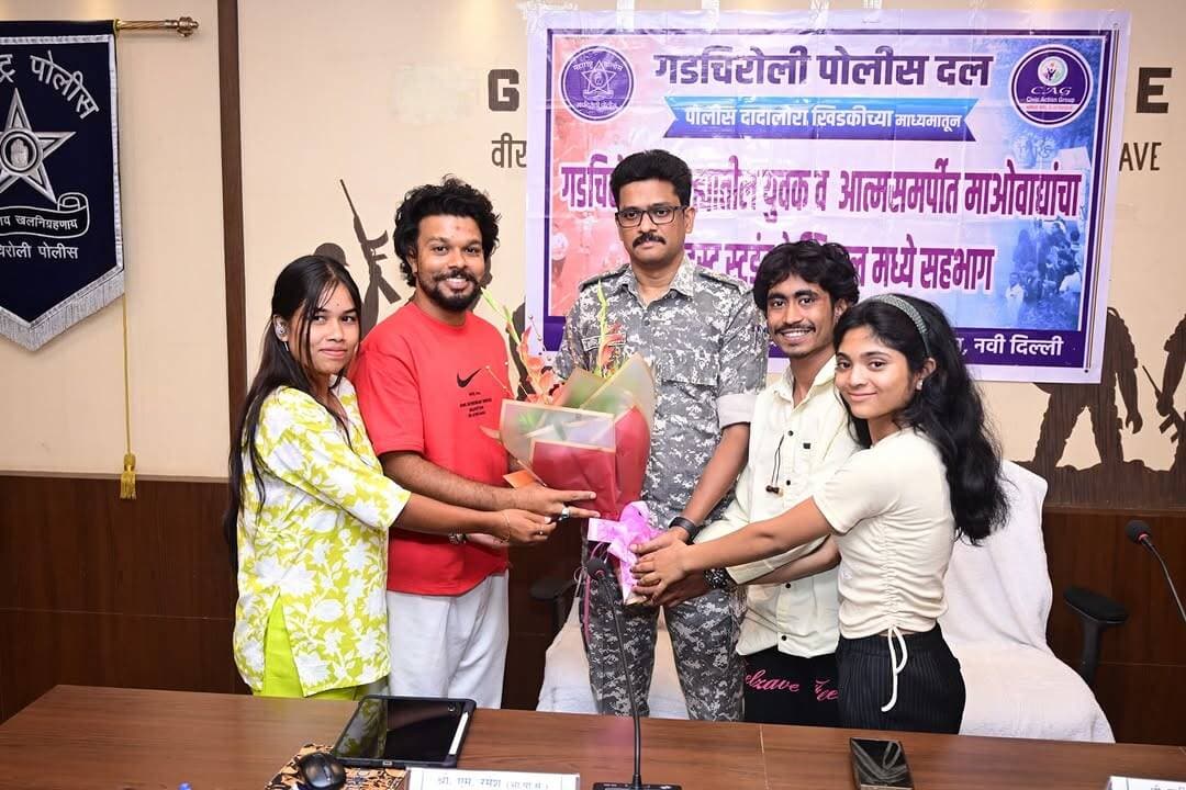 दिल्लीच्या राष्ट्रीय मंचावर गडचिरोलीचा गौरव… ‘प्रोजेक्ट उडान’च्या सहभागींचा पोलीस अधीक्षकांच्या हस्ते सन्मान!
दिल्ली येथे आयोजित 9 व्या नॉर्थ-ईस्ट स्टुडन्ट फेस्टिवलमध्ये गडचिरोलीच्या समृद्ध आदिवासी संस्कृतीचे प्रभावी प्रतिनिधित्व करणाऱ्या युवक-युवती व आत्मसमर्पित माओवादी सदस्यांचा दि. 08 सप्टेंबर 2026 रोजी पोलीस अधीक्षक श्री. एम. रमेश यांच्या हस्ते गौरव करण्यात आला. यावेळी सहभागी सदस्यांना रोख बक्षीस देऊन प्रोत्साहित करण्यात आले.
गडचिरोली पोलीस दलाच्या ‘प्रोजेक्ट उडान’ अंतर्गत 04 आत्मसमर्पित माओवादी सदस्य आणि अनुप डान्स ग्रुपच्या 14 युवक-युवती अशा एकूण 18 जणांनी दिल्लीतील राष्ट्रीय मंचावर पारंपरिक वाद्यांच्या साथीने ‘रेला’ नृत्याचे मनमोहक सादरीकरण केले. या माध्यमातून गडचिरोलीची आदिवासी संस्कृती, लोकपरंपरा तसेच शांतता, एकता, बंधुभाव आणि सामाजिक सलोख्याचा संदेश देशभर पोहोचविण्यात आला.
पोलीस अधीक्षक श्री. एम. रमेश यांनी सर्व सहभागींचे अभिनंदन करत त्यांच्या सादरीकरणाला गडचिरोलीच्या परिवर्तनाची, शांततेची आणि नव्या आशेची ओळख असल्याचे सांगितले. आत्मसमर्पित सदस्यांनीही अतिदुर्गम गडचिरोलीतून देशाची राजधानी दिल्ली येथे आपली पारंपरिक कला सादर करण्याची संधी दिल्याबद्दल गडचिरोली पोलीस दलाचे आभार मानले.
दुर्गम भागातून दिल्लीच्या राष्ट्रीय मंचापर्यंत…
कलेतून आत्मविश्वास, संस्कृतीतून नवी ओळख!
‘प्रोजेक्ट उडान’ — नव्या गडचिरोलीच्या स्वप्नांना नवी भरारी!
#GadchiroliPolice #ProjectUdaan #NorthEastStudentFestival #RelaDance #TribalCulture YouthEmpowerment PeaceAndUnity NewGadchiroli MaharashtraPolice Gadchiroli
@mramesh_ips @dgpmaharashtra