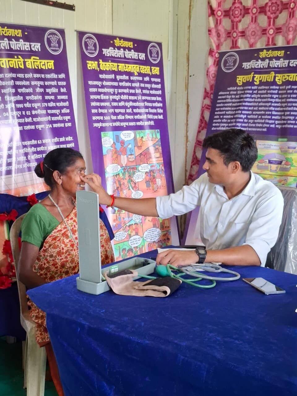 आरोग्यसेवा थेट नागरिकांपर्यंत… येलचिल येथे 261 नागरिकांची मोफत आरोग्य तपासणी!
गडचिरोली पोलीस दलाच्या वतीने अतिदुर्गम भागातील नागरिकांपर्यंत आरोग्य सेवा पोहोचविण्याच्या उद्देशाने दि. 08 सप्टेंबर 2026 रोजी मौजा येलचिल येथे मोफत आरोग्य तपासणी शिबिराचे आयोजन करण्यात आले.
पोलीस रुग्णालय गडचिरोली, जिल्हा सामान्य रुग्णालय गडचिरोली आणि जिल्हा परिषद गडचिरोली यांच्या संयुक्त विद्यमाने आयोजित या शिबिरात 261 नागरिकांची तज्ज्ञ वैद्यकीय पथकाकडून तपासणी करून आवश्यकतेनुसार मोफत औषधे देण्यात आली. तसेच 17 नागरिकांना पुढील तपासणी व उपचारांसाठी विविध रुग्णालयांकडे शिफारस करण्यात आली.
आरोग्य शिबिरासोबतच फिरत्या प्रदर्शनीच्या माध्यमातून शहीद जवानांचे बलिदान, C-60 जवानांचे शौर्य आणि गडचिरोली पोलीस दलाच्या विविध नागरी कृती उपक्रमांची माहिती नागरिकांना देण्यात आली.
सन 2021 पासून गडचिरोली पोलीस दलाने 207 आरोग्य मेळाव्यांच्या माध्यमातून 43 हजारांहून अधिक नागरिकांची आरोग्य तपासणी केली असून, ‘ऑपरेशन रोशनी’च्या माध्यमातून 9,971 हून अधिक नेत्र तपासण्या व 1,412 मोफत मोतीबिंदू शस्त्रक्रिया करण्यात आल्या आहेत.
सेवेतून विश्वास… आरोग्यातून सुरक्षिततेची साथ!
गडचिरोली पोलीस — सदैव आपल्या सोबत.
#GadchiroliPolice #HealthCamp #Yelchil #CommunityPolicing #PoliceForPeople HealthcareForAll OperationRoshni MaharashtraPolice Gadchiroli
