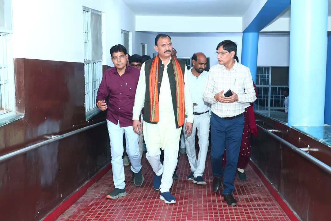 स्वास्थ्य मंत्री श्री श्याम बिहारी जायसवाल ने जिला चिकित्सालय बलौदाबाजार का निरीक्षण कर स्वास्थ्य सुविधाओं एवं व्यवस्थाओं का जायजा लिया।
उन्होंने मरीजों एवं परिजनों से मुलाकात कर सेवाओं की जानकारी ली और चिकित्सकों-अधिकारियों को बेहतर उपचार एवं गुणवत्तापूर्ण स्वास्थ्य सेवाएं सुनिश्चित करने के निर्देश दिए। इस दौरान राजस्व मंत्री श्री टंकराम वर्मा भी मौजद रहे।
#balodabazar
#healthforall
#goodgovernance
#sushasansarkar