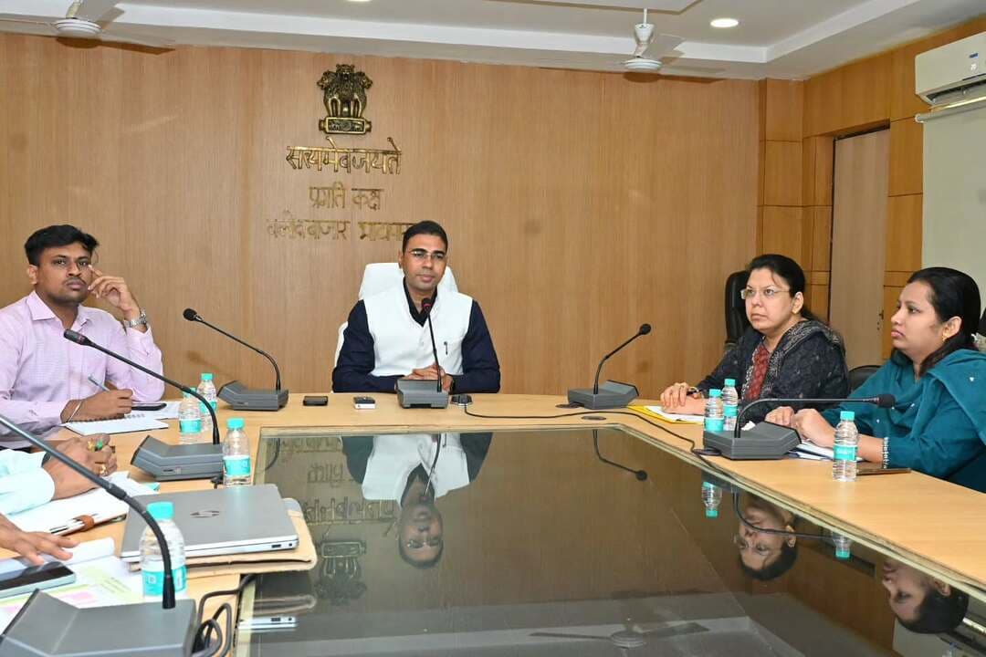 जिले में दिव्यांगजनों को निःशुल्क कृत्रिम अंग एवं सहायक उपकरण उपलब्ध कराने विकासखंड मुख्यालयों में शिविर आयोजित होंगे।
कलेक्टर श्री कुलदीप शर्मा ने समय सीमा की बैठक में अधिकारियों को दिए निर्देश।
#balodabazar
#goodgovernance
#tlmeeting