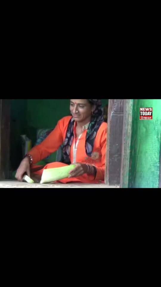 सदियां बीत गईं, दौर बदल गया, लेकिन हिमाचल के ग्रामीण अंचलों में कई लोकपरंपराएं आज भी जीवित हैं। ऐसी ही एक रहस्यमयी लोकपरंपरा है डगैली पर्व। मान्यता है कि डगैली की रात अदृश्य शक्तियां नृत्य करती हैं, जिन्हें आम इंसान नहीं देख सकता।
इसी लोकमान्यता और प्राचीन परंपरा को शोध के जरिए समझने का प्रयास किया है चुडेश्वर कला मंच, जागल ने। मंच ने शोध के आधार पर डगैली के एक काल्पनिक नृत्य की प्रस्तुति भी तैयार की है।
देखिए ये खास रिपोर्ट।
हिमाचल की लोकसंस्कृति अपने भीतर कई अनसुनी और अनदेखी परंपराओं को समेटे हुए है। सिरमौर, शिमला और सोलन के कुछ ग्रामीण क्षेत्रों में डगैली पर्व मनाए जाने की मान्यता है। अलग-अलग क्षेत्रों में इसके नाम और रीति-रिवाज भी अलग हैं।
लोकविश्वास के अनुसार डगैली की रात डायन, भूत और पिशाच जैसी अदृश्य शक्तियों के विचरण और नृत्य से जुड़ी है। हालांकि इस परंपरा की शुरुआत कब और क्यों हुई, इसका कोई प्रमाणिक ऐतिहासिक तथ्य सामने नहीं आता।
डगैली पर्व से पहले ग्रामीण परिवार अपने घर, पशुशाला और खेतों की सुरक्षा के लिए कई पारंपरिक उपाय करते हैं। अभिमंत्रित चावल और सरसों का छिड़काव, रक्षा सूत्र और विशेष वनस्पतियों की टहनियां लगाने जैसी परंपराएं आज भी कुछ क्षेत्रों में निभाई जाती हैं।
इसी प्राचीन लोकपरंपरा को दस्तावेज के रूप में संजोने के लिए चुडेश्वर कला मंच ने ग्रामीण क्षेत्रों में लोगों से बातचीत कर जानकारी जुटाई। शोध के आधार पर डगैली गीत, पारंपरिक परिधान और अदृश्य नृत्य की काल्पनिक प्रस्तुति तैयार की गई है।
डगैली पर शोध, काल्पनिक नृत्य तैयार करने की प्रक्रिया और लोकसंस्कृति के संरक्षण पर।
चुडेश्वर कला मंच का कहना है कि इस प्रयास का उद्देश्य अंधविश्वास को बढ़ावा देना नहीं, बल्कि हिमाचल की प्राचीन लोकपरंपराओं को समझना और आने वाली पीढ़ियों तक पहुंचाना है।
डगैली के पीछे आस्था है, लोकविश्वास है या सदियों पुरानी सांस्कृतिक स्मृति—इसका प्रमाण भले ही स्पष्ट न हो, लेकिन हिमाचल की लोकविरासत में यह परंपरा आज भी अपनी अलग पहचान बनाए हुए है।
न्यूज टुडे हिमाचल के लिए राजगढ़ से रवि दत्त भारद्वाज की रिपोर्ट।