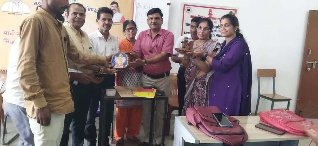 माटी गणेश सिद्ध गणेश अभियान अन्तर्गत घर - घर विराजेंगे मिट्टी गणेश
-
मुख्यमंत्री डॉ मोहन यादव जी के मार्गदर्शन में आज म प्र जन अभियान परिषद टीकमगढ़ के ब्लॉक जतारा में माटी गणेश सिद्ध गणेश अभियान अंतर्गत शा.स्नातक महाविद्यालय जतारा के सभाकक्ष में पियूष प्रजापति ने प्रोफेसर्स ,छात्रों और छात्राओं को मिट्टी से गणेश मूर्ति बनाने का प्रशिक्षण दिया।
इस अवसर पर म प्र जन अभियान परिषद जिला समन्वयक डॉ सुनील कटियार , पूर्व प्राचार्य रमेश चन्द्र अहिरवार,परामर्शदाता नवल सक्सेना , नवांकुर संस्था प्रमुख, प्रस्फुटन समिति सदस्य एवं ने माटी गणेश सिद्ध गणेश अभियान के पोस्टर का विमोचन किया।
इस अवसर पर जिला समन्वयक डॉ सुनील कटियार ने माटी गणेश सिद्ध गणेश अभियान के संबंध में छात्रों और छात्राओं को विस्तार से जानकारी दी। उन्होंने कहा कि बाजार से प्लास्टर ऑफ पेरिस की भगवान गणेश जी की मूर्ति न खरीदें, स्वयं अपने हाथ से माटी से भगवान गणेश जी की प्रतिमा बनाएं और प्राकृतिक रंगों से उनको सुन्दर सजाएं। भगवान गणेश जी का विधि विधान से पूजन करें। प्राकृतिक रंगों से जल प्रदूषण नहीं होगा। इसलिए आप सभी अपने अपने घर में मिट्टी गणेश बैठा कर पूजन करें।
मध्यप्रदेश जन अभियान परिषद् एवं नर्मदा समग्र द्वारा गत वर्ष की भांति इस वर्ष भी माटी गणेश–सिद्ध गणेश अभियान चलाया जा रहा है। इस अभियान का उद्देश्य केवल मिट्टी की गणेश प्रतिमाओं का निर्माण करना नहीं है, बल्कि इसके माध्यम से समाज में हर-घर गणेश, घर-घर गणेश की भावना को और मजबूत करना है। इस वर्ष अभियान के अंतर्गत हर घर में अधिक से अधिक माटी गणेश प्रतिमाओं के निर्माण का लक्ष्य रखा गया है।
प्रदेश के विभिन्न क्षेत्रों में नवांकुर संस्थाएं, नवांकुर सखियाँ, प्रस्फुटन समितियां, स्थानीय समुदाय, स्वयंसेवी संस्थाएँ, सामाजिक संगठन, युवा, महिलाएँ और जन अभियान परिषद् से जुड़े कार्यकर्ता इस अभियान में सक्रिय सहभागिता करेंगे।
हमारा आग्रह है कि इस वर्ष प्रत्येक परिवार माटी की गणेश प्रतिमा स्थापित करे और विसर्जन भी घर में ही करे। घर में एक छोटे पात्र, बाल्टी या अन्य उपयुक्त स्थान पर प्रतिमा का विसर्जन किया जा सकता है। बाद में उस मिट्टी का उपयोग पौधरोपण या अन्य उपयोगी कार्यों में किया जा सकता है। इससे एक ओर हमारी धार्मिक आस्था और परंपरा कायम रहेगी, वहीं दूसरी ओर नदियों, तालाबों और जल स्रोतों को प्रदूषण से बचाने में सहायता मिलेगी।
प्रदेश की जनता से आह्वान
हम चाहते हैं कि भगवान श्री गणेश प्रत्येक घर में विराजें और प्रत्येक परिवार इस अभियान का सहभागी बने। यह अभियान किसी एक संस्था या सरकार का अभियान नहीं है, बल्कि यह जनभागीदारी से पर्यावरण संरक्षण का अभियान है। मैं प्रदेश के सभी नागरिकों, विशेषकर हमारे युवा साथियों, मातृशक्ति, सामाजिक संगठनों, स्वयंसेवी संस्थाओं और जन अभियान परिषद् के कार्यकर्ताओं से आग्रह करता हूँ कि वे इस अभियान को जन-जन तक पहुंचाएँ।
Jansampark Madhya Pradesh
#JansamparkMP
#Jansamparktikamgarh
#tikamgarh