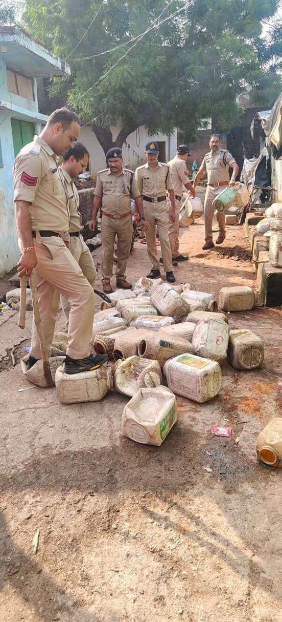 अवैध एवं जहरीली शराब के विरुद्ध टीकमगढ़ पुलिस का जिला स्तरीय अभियान
-
अवैध शराब के खिलाफ टीकमगढ़ पुलिस का शिकंजा, 113 प्रकरणों में 113 आरोपियों पर कार्रवाई
-
622 लीटर अवैध शराब जब्त, कोतवाली पुलिस ने 4500 लीटर महुआ लहान किया नष्ट
-
पुलिस अधीक्षक टीकमगढ़ श्री सुधीर अग्रवाल द्वारा जिले में अवैध एवं जहरीली शराब के निर्माण, संग्रहण एवं विक्रय पर प्रभावी अंकुश लगाने के उद्देश्य से जिला स्तरीय अभियान चलाया जा रहा है। अभियान के तहत सभी थाना एवं चौकी प्रभारियों को अपने-अपने क्षेत्रों में सतत चेकिंग, निगरानी एवं अवैध गतिविधियों के विरुद्ध प्रभावी वैधानिक कार्रवाई के निर्देश दिए गए हैं।
इसी क्रम में अतिरिक्त पुलिस अधीक्षक श्री विक्रम सिंह कुशवाहा के मार्गदर्शन एवं एसडीओपी श्री राहुल कटरे के पर्यवेक्षण में जिले के सभी थाना क्षेत्रों में अवैध शराब के विरुद्ध कार्रवाई की गई। अभियान के दौरान पुलिस द्वारा 102 प्रकरणों में 102 आरोपियों के विरुद्ध आबकारी अधिनियम के तहत वैधानिक कार्रवाई करते हुए कुल 412 लीटर अवैध शराब, जिसकी अनुमानित कीमत ₹1,43,875/- है, जब्त की गई।
इसी अभियान के क्रम में आज थाना कोतवाली पुलिस द्वारा नए बस स्टैंड के पास स्थित संदिग्ध डेरों एवं अवैध शराब निर्माण के संभावित स्थानों पर दबिश दी गई। कार्रवाई के दौरान 11 आरोपियों से 210 लीटर अवैध शराब जब्त की गई तथा 310 डिब्बों में रखा लगभग 4500 लीटर महुआ लहान नष्ट किया गया। प्रकरणों में संबंधित आरोपियों के विरुद्ध आवश्यक वैधानिक कार्रवाई की गई।
Jansampark Madhya Pradesh
Collector Tikamgarh
SP Tikamgarh
#JansamparkMP
#Jansamparktikamgarh
#tikamgarh