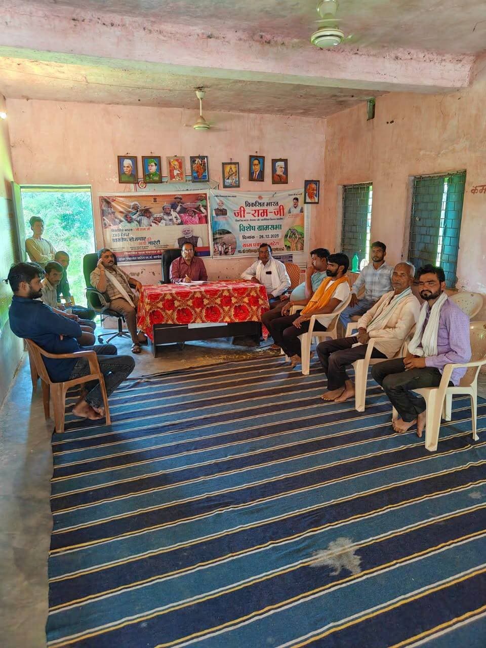 प्रशासन गांव की ओर योजना अंतर्गत जिले की ग्राम पंचायतों में जनसुनवाई आयोजित
---
कलेक्टर श्री विवेक श्रोत्रिय के निर्देशानुसार प्रशासन गांव की ओर योजना अंतर्गत आज नोडल अधिकारियों द्वारा अलग-अलग ग्राम पंचायतों में जनसुनवाई के दौरान आमजन से प्राप्त शिकायतों एवं समस्याओं को सुना गया। साथ ही समस्याओं के निराकरण हेतु संबंधित विभागों के अधिकारियों को प्रेषित किया गया। जनसुनवाई के दौरान जिला स्तरीय अधिकारियों द्वारा आबंटित की गईं ग्राम पंचायतों में भ्रमण किया गया।
जनसुनवाई के दौरान संबंधित अधिकारियों द्वारा शासकीय विद्यालयों में शालाओं में संचालित स्मार्ट क्लास का निरीक्षण किया। साथ ही अधिकारियों द्वारा एमडीएम, समग्र-ईकेवाईसी की प्रगति, ग्राम पंचायतों में सचिव,जीआरएस तथा नगरीय क्षेत्रों में वार्ड प्रभारी की उपस्थिति, पटवारी की उपस्थिति, गाँव में टीकाकरण एवं आशा की उपस्थिति, 70 वर्ष से अधिक आयु के लोगों के आयुष्मान कार्ड की प्रगति, पीडीएस का निरीक्षण कर जानकारी ली गई तथा रिपोर्ट तैयार प्रस्तुत की गई।
#JansamparkMP
#jansampartikatikamgarh
#tikamgarh