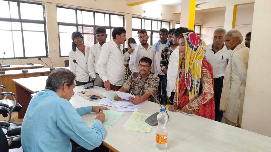 जनसुनवाई में आमजनता से प्राप्त आवेदन पत्रों के निराकरण के दिये निर्देश
-
जनसुनवाई में 155 आवेदन हुये प्राप्त
-
शासन के निर्देशानुसार आज जिला मुख्यालय पर संयुक्त कार्यालय परिसर में जनसुनवाई आयोजित की गई। संयुक्त कार्यालय परिसर स्थित जनसुनवाई कक्ष में संयुक्त कलेक्टर श्री कुशल सिंह गौतम ने संबंधित अधिकारियों के साथ आमजन से प्राप्त शिकायतों एवं समस्याओं को सुना तथा निराकरण हेतु संबंधित विभागों के अधिकारियों को निर्देशित किया। उन्होंने प्राप्त आवेदनों पर संबंधित विभागों के अधिकारियों को त्वरित कार्यवाही करते हुए शीघ्र निराकरण करने के निर्देश दिए। इस दौरान एलडीएम लीड बैंक श्री कैलाश आर्या सहित संबंधित अधिकारी उपस्थित रहे।
जनसुनवाई में 155 आवेदनों पर हुई सुनवाई
जनसुनवाई में आज आमजन से प्राप्त 155 आवेदनों पर सुनवाई की गई। आवेदन पत्रों को 10 दिवस में निराकृत कर उसका प्रतिवेदन प्रस्तुत करने के निर्देश दिये गये। जनसुनवाई में आमजनता से प्राप्त पेंशन, उपचार सहायता, खाद्यान्न पर्ची प्राप्त नहीं होने, गरीबी रेखा में नाम शामिल करने, सीमांकन, विधवा तथा दिव्यांग पेंशन, राहत राशि के वितरण तथा जाति प्रमाण पत्र सहित विभिन्न आवेदन पत्रों पर सुनवाई की गई।
#JansamparkMP
#Jansamparktikamgarh
#tikamgarh