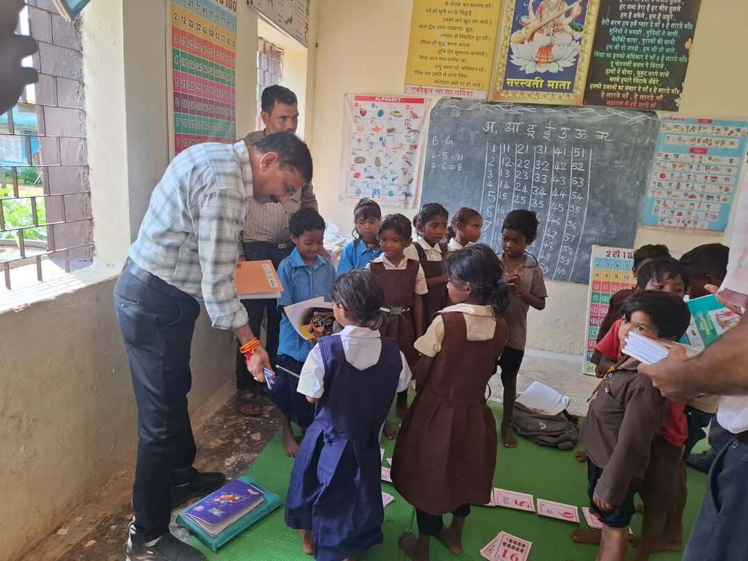 #बालाघाट
बच्चों की उपस्थिति बढ़ाना जरूरी, जल संकट से निपटने वाटर हार्वेस्टिंग पर जोर
संयुक्त संचालक लोक शिक्षण घनश्याम सोनी एवं संभागीय उपायुक्त नरोत्तम बरकड़े ने किया बालाघाट जिले का संयुक्त निरीक्षण
संयुक्त संचालक लोक शिक्षण जबलपुर संभाग घनश्याम सोनी ने 7 एवं 8 सितंबर को बालाघाट जिले के विभिन्न विद्यालयों एवं छात्रावासों का औचक निरीक्षण किया। प्रवास के दूसरे दिन उन्होंने संभागीय उपायुक्त आदिम जाति कार्य विभाग, जबलपुर संभाग नरोत्तम बरकड़े के साथ संयुक्त रूप से विद्यालयों की शैक्षणिक व्यवस्थाओं, विद्यार्थियों की उपस्थिति, स्वास्थ्य, स्वच्छता एवं मूलभूत सुविधाओं का जायजा लिया।
निरीक्षण के प्रथम दिन 7 सितंबर को श्री सोनी ने बैहर विकासखंड स्थित शासकीय मॉडल बालक छात्रावास, शासकीय मॉडल बालिका छात्रावास एवं कस्तूरबा गांधी बालिका छात्रावास का निरीक्षण किया। इस दौरान विद्यार्थियों को इंटरैक्टिव पैनल के माध्यम से त्रैमासिक परीक्षा की तैयारी करते पाया गया। छात्रावासों में विद्यार्थियों की उपस्थिति अपेक्षाकृत कम मिलने पर अधीक्षकों को नियमित उपस्थिति सुनिश्चित करने के निर्देश दिए गए।
अधिकारियों ने छात्रावासों में जल की उपलब्धता की स्थिति का जायजा लेते हुए भविष्य में पानी की कमी से निपटने के लिए वाटर हार्वेस्टिंग की व्यवस्था विकसित करने पर विशेष जोर दिया। साथ ही विद्यार्थियों के नियमित स्वास्थ्य परीक्षण, स्वास्थ्य एवं स्वच्छता पर विशेष ध्यान देने के निर्देश दिए।
8 सितंबर को श्री सोनी एवं श्री बरकड़े ने शासकीय उच्चतर माध्यमिक विद्यालय पाथरी का औचक निरीक्षण किया। यहां त्रैमासिक परीक्षाएं संचालित होना पाया गया। विद्यार्थियों की कम उपस्थिति पर विद्यालय प्रबंधन को उपस्थिति बढ़ाने के लिए आवश्यक प्रयास करने के निर्देश दिए गए। विद्यार्थियों का स्वास्थ्य सामान्य पाया गया। इसके बाद एकीकृत शासकीय माध्यमिक शाला गठिया का निरीक्षण किया गया। अधिकारियों ने मध्यान्ह भोजन की गुणवत्ता का परीक्षण करते हुए विद्यार्थियों को निर्धारित मापदंडों के अनुरूप गुणवत्तापूर्ण भोजन उपलब्ध कराने के निर्देश दिए। साथ ही विद्यार्थियों की उपस्थिति बढ़ाने और सभी बच्चों का स्वास्थ्य परीक्षण सुनिश्चित करने पर जोर दिया गया।
कन्या आश्रम शाला गठिया के निरीक्षण के दौरान भी विद्यार्थियों की उपस्थिति अपेक्षाकृत कम पाई गई। अधिकारियों ने विद्यालय प्रबंधन को विद्यार्थियों की नियमित एवं शत-प्रतिशत उपस्थिति सुनिश्चित करने के लिए विशेष प्रयास करने के निर्देश दिए। संयुक्त निरीक्षण के दौरान अधिकारियों ने विद्यार्थियों का उत्साहवर्धन करते हुए छात्र-छात्राओं को पेन एवं कॉपियां वितरित कीं। उन्होंने विद्यार्थियों से पढ़ाई एवं परीक्षा की तैयारियों को लेकर संवाद किया और उन्हें नियमित अध्ययन के लिए प्रेरित किया।
निरीक्षण के दौरान अधिकारियों ने कहा कि विद्यालयों एवं छात्रावासों में विद्यार्थियों को बेहतर शैक्षणिक वातावरण और आवश्यक मूलभूत सुविधाएं उपलब्ध कराना प्राथमिकता है। उन्होंने नियमित उपस्थिति, गुणवत्तापूर्ण शिक्षा, स्वास्थ्य, स्वच्छता और जल संरक्षण के प्रति संस्थाओं को गंभीरता से कार्य करने की आवश्यकता पर जोर दिया।
#CMMadhyaPradesh
#minphemp #WelfareTribal #schooledump #JansamparkMP