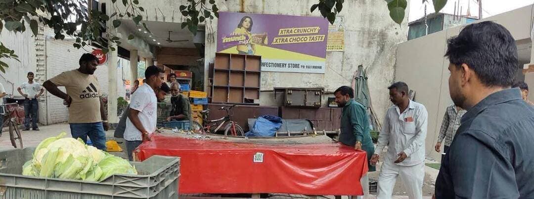 अतिक्रमण के विरुद्ध नगर निगम की कार्रवाई लगातार जारी, बाजारों एवं प्रमुख मार्गों पर विशेष अभियान
पंचकूला, 8 सितंबर : नगर निगम पंचकूला द्वारा शहर में अतिक्रमण, अवैध रूप से लगाए गए रेहड़ी-फड़ी एवं अस्थायी दुकानों तथा सार्वजनिक स्थानों पर किए गए कब्जों के विरुद्ध लगातार अभियान चलाया जा रहा है। नगर निगम की प्रवर्तन टीमों को नियमित रूप से फील्ड में तैनात कर बाजारों, मार्केट कॉरिडोर, मुख्य सड़कों एवं पार्किंग क्षेत्रों की निगरानी की जा रही है।
नगर निगम द्वारा स्पष्ट किया गया है कि सार्वजनिक सड़कों, फुटपाथों, पार्किंग स्थलों एवं अन्य सार्वजनिक स्थानों पर किसी भी प्रकार का अतिक्रमण स्वीकार नहीं किया जाएगा। अतिक्रमण पाए जाने पर नियमानुसार कार्रवाई की जा रही है तथा संबंधित सामान को हटाया जा रहा है।
नगर निगम के अधिकारियों के अनुसार, हाल के दिनों में विभिन्न क्षेत्रों में अतिक्रमण हटाने की कार्रवाई की गई है। साथ ही टीमों को निर्देश दिए गए हैं कि कार्रवाई के बाद भी संबंधित स्थानों पर नियमित निगरानी रखी जाए, ताकि दोबारा अतिक्रमण न हो।
पार्किंग व्यवस्था को सुचारु बनाए रखने के लिए भी संबंधित टीमों द्वारा विशेष निगरानी की जा रही है। दुकानदारों एवं रेहड़ी-फड़ी संचालकों से अपील की गई है कि वे निर्धारित स्थान एवं नियमों के अनुसार ही अपना व्यवसाय करें और सार्वजनिक मार्गों एवं पार्किंग स्थलों को अवरुद्ध न करें।
नगर निगम पंचकूला नागरिकों से सहयोग की अपील करता है। शहर को अतिक्रमणमुक्त, स्वच्छ एवं व्यवस्थित बनाए रखने के लिए प्रवर्तन अभियान आगे भी निरंतर जारी रहेगा। नियमों का उल्लंघन पाए जाने पर संबंधित के विरुद्ध नियमानुसार कार्रवाई की जाएगी।
#panchkulanews #panchkula #panchkulasocialmedia