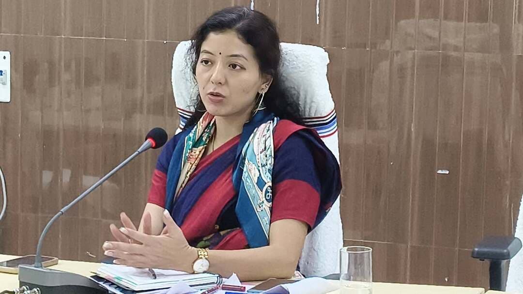 13 पंचायतों में विकास कार्यों की डीएम ने की समीक्षा, गुणवत्ता के साथ समय पर पूरा करने का निर्देश
जहानाबाद। जिला पदाधिकारी छिरिङ वाई भूटिया की अध्यक्षता में मंगलवार को पंचायत आधारभूत संरचना, मरम्मति एवं जीर्णोद्धार कार्यों की साप्ताहिक समीक्षा बैठक हुई। बैठक में मॉडल विलेज पहल के तहत चयनित पंचायतों में चल रहे एवं प्रस्तावित विकास कार्यों की प्रगति की जानकारी ली गई। डीएम ने अधिकारियों को योजनाओं को प्रभावी ढंग से धरातल पर उतारने का निर्देश दिया।
बैठक में 13 ग्राम पंचायतों की समीक्षा के दौरान आंगनबाड़ी केंद्र, विद्यालय, स्वास्थ्य उपकेंद्र, हेल्थ एंड वेलनेस सेंटर, सामुदायिक भवन, सामुदायिक शौचालय, पुस्तकालय, गली-नाली, नल-जल और पंचायत सरकार भवन से संबंधित कार्यों की स्थिति की जानकारी ली गई। डीएम ने पंचायतवार और विभागवार कार्यों की स्पष्ट सूची तैयार करने को कहा।
उन्होंने कहा कि मॉडल विलेज के तहत उन्हीं आधारभूत सुविधाओं का चयन किया जाए, जिनकी वास्तविक आवश्यकता है। विद्यालयों में जरूरत के अनुसार जीर्णोद्धार, अतिरिक्त वर्ग कक्ष, पेवर ब्लॉक और चहारदीवारी जैसे कार्यों को प्राथमिकता देने का निर्देश दिया गया।
डीएम ने सभी मरम्मति एवं जीर्णोद्धार कार्यों का ‘Before-Present-After’ फोटो और वीडियो तैयार करना अनिवार्य किया। फोटो में दिनांक और समय अंकित रहने चाहिए, ताकि कार्य की वास्तविक प्रगति स्पष्ट हो सके। प्रखंड स्तर पर इसका अभिलेख भी तैयार किया जाएगा।
आंगनबाड़ी केंद्रों के जीर्णोद्धार के लिए जिले में एक समान पहचान विकसित करने के उद्देश्य से ‘पेंसिल मॉडल’ अपनाने का निर्देश दिया गया। इसके लिए जिला स्तर से मानक डिजाइन तैयार कर प्रखंडों को उपलब्ध कराया जाएगा।
डीएम ने अधिकारियों को स्वयं क्षेत्र भ्रमण कर योजनाओं का भौतिक सत्यापन करने को कहा। उन्होंने स्पष्ट किया कि केवल कागजी प्रतिवेदन के आधार पर समीक्षा नहीं होगी। कार्यों में गुणवत्ता, पारदर्शिता और समयबद्धता सुनिश्चित करने की जिम्मेदारी संबंधित पदाधिकारियों की होगी।