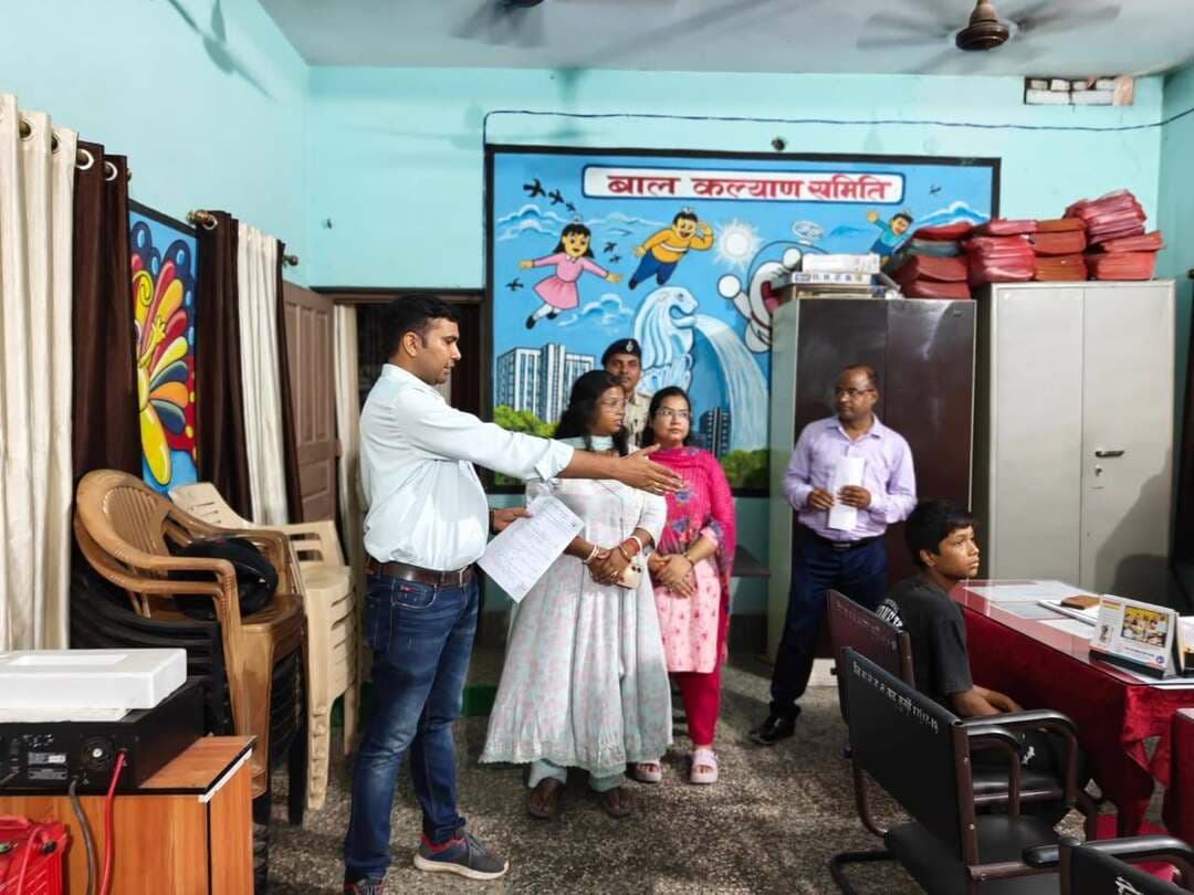 बाल श्रम के विरुद्ध अभियान में एक बाल श्रमिक मुक्त
जहानाबाद। जिला पदाधिकारी छिरिङ वाई भूटिया के निर्देशानुसार जिले में बाल एवं किशोर श्रम के विरुद्ध लगातार जांच अभियान चलाया जा रहा है। इसी क्रम में सात सितंबर को श्रम अधीक्षक द्वारा गठित जिला धावा दल ने अरवल मोड़ स्थित वैष्णवी स्वीट्स एंड चाट होटल में जांच की। इस दौरान वहां कार्यरत एक बाल श्रमिक को मुक्त कराया गया।
मुक्त कराया गया बाल श्रमिक अरवल जिले का रहने वाला है। आवश्यक प्रक्रिया पूरी करने के बाद उसे बाल कल्याण समिति, जहानाबाद के समक्ष प्रस्तुत किया गया। समिति के आदेश के बाद बाल श्रमिक को बाल गृह भेज दिया गया।
बाल एवं किशोर श्रम (प्रतिषेध एवं विनियमन) अधिनियम, 1986 के प्रावधानों के तहत संबंधित नियोजक के विरुद्ध कार्रवाई की जा रही है। श्रम अधीक्षक ने बताया कि दुकानों एवं प्रतिष्ठानों में बाल श्रमिकों से काम कराना कानूनन प्रतिबंधित है। बाल श्रम कराने वाले नियोजकों पर 20 हजार से 50 हजार रुपये तक जुर्माना तथा दो वर्ष तक के कारावास का प्रावधान है।
सर्वोच्च न्यायालय के एमसी मेहता बनाम तमिलनाडु सरकार मामले में वर्ष 1996 में दिए गए आदेश के आलोक में संबंधित नियोजक से प्रति बाल श्रमिक 20 हजार रुपये की अतिरिक्त राशि भी वसूल की जाएगी। राशि जमा नहीं करने पर अलग से नीलाम-पत्र वाद दायर किया जाएगा।
श्रम अधीक्षक ने जिले के सभी दुकानदारों एवं प्रतिष्ठान संचालकों को चेतावनी दी है कि 14 वर्ष से कम उम्र के बच्चों तथा 18 वर्ष से कम उम्र के किशोरों को प्रतिबंधित एवं खतरनाक कार्यों में नियोजित करने पर सख्त कार्रवाई की जाएगी।
आम लोगों से अपील की गई है कि कहीं बाल श्रम कराए जाने की जानकारी मिलने पर श्रम अधीक्षक, संबंधित श्रम प्रवर्तन पदाधिकारी या विभागीय वाट्सएप नंबर 9471229133 पर सूचना दें।
अभियान में आकृति राज, श्रम प्रवर्तन पदाधिकारी जहानाबाद सदर, शक्ति कुमार, श्रम प्रवर्तन पदाधिकारी मखदुमपुर, गौतम कुमार सिंह, श्रम प्रवर्तन पदाधिकारी हुलासगंज एवं प्रभारी काको, पद्मजा, श्रम प्रवर्तन पदाधिकारी रतनी फरीदपुर सहित स्थानीय थाना के पुलिस पदाधिकारी एवं पुलिसकर्मी शामिल थे।