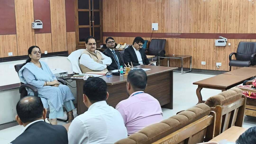 बैंक अधिकारियों की बैठक, ज्यादा से ज्यादा वादों को निस्तारित किये जाने हेतु दिये गये निर्देश
राष्ट्रीय विधिक सेवा प्राधिकरण नई दिल्ली द्वारा 12 सितम्बर, 2026 दिन शनिवार को राष्ट्रीय लोक अदालत का आयोजन किया जा रहा है, जिसके संबंध में माननीय जनपद न्यायाधीश श्री प्रदीप कुमार सिंह-द्वितीय, अध्यक्ष, जिला विधिक सेवा प्राधिकरण, बरेली की अध्यक्षता में जनपद न्यायालय सभागार में समस्त बैंक प्रबन्धकों की बैठक का आयोजन किया गया।
बैठक का संचालन माननीय जनपद न्यायाधीश श्री प्रदीप कुमार सिंह, अध्यक्ष, जिला विधिक सेवा प्राधिकरण, बरेली, बरेली द्वारा किया गया। जनपद न्यायाधीश द्वारा बैंक के अधिकारियों को लोक अदालत को सफल बनाने व अधिक से अधिक वादों के निस्तारण करने हेतु दिशा निर्देश दिए गये तथा ज्यादा से ज्यादा वादों के सफल निस्तारण कराने पर जोर दिया।
अपर जिला जज श्री उमा शंकर कहार, नोडल अधिकारी, राष्ट्रीय लोक अदालत, बरेली ने बताया कि सभी बैंकों से आये अधिकारियों से लोक अदालत में लगाए वादों की जानकारी एकत्र करी, साथ ही चिन्हित किये गये वादों में ज्यादा से ज्यादा नोटिस प्रेषित किये जाने हेतु निर्देश जारी किये गए।
09 सितम्बर, 2026 से 11 सितम्बर, 2026 तक लग रही है विशेष लोक अदालत
प्राधिकरण सचिव श्रीमती जया प्रियदर्शिनी, अपर सिविल जज (सी.डि.) द्वारा बताया कि जनपद बरेली में राष्ट्रीय लोक अदालत से पूर्व तीन दिवस की विशेष लोक अदालत का आयोजन किया जा रहा है, जिसमें लघु आपराधिक वादों के निस्तारण पर जोर दिया जा रहा है। सभी न्यायालयों द्वारा लघु आपराधिक मामलों के निस्तारण के लिए वादों का चयन किया गया है, जिनका सफल निस्तारण किया जाएगा। जिला विधिक सेवा प्राधिकरण, बरेली सचिव द्वारा आम जनता से अपील की गई है कि तीन दिवसीय विशेष लोक अदालत और राष्ट्रीय लोक अदालत में अधिक से अधिक संख्या में उपस्थित होकर अपने वादों का सफल निस्तारण कराएं।
राष्ट्रीय लोक अदालत के प्रचार-प्रसार के लिए जिला विधिक सेवा प्राधिकरण में कार्यरत पैरा लीगल वालंटियर को लगाया गया है, जो शहर के अलग-अलग स्थानों पर जाकर लोक अदालत का प्रचार कर रहे हैं और आम जनता को लोक अदालत के लाभ बता रहे हैं।
#Bareillynewslive