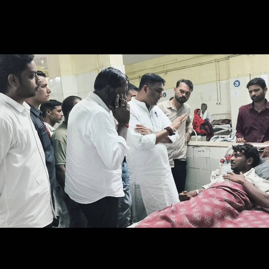 ➡️ दमोह सांसद श्री राहुल सिंह लोधी ने आज बुंदेलखंड मेडिकल कॉलेज, सागर पहुंचकर संसदीय क्षेत्र दमोह की बंडा विधानसभा के अंतर्गत जहरीली शराब के सेवन से अस्वस्थ हुए नागरिकों से मुलाकात कर उनका कुशल-क्षेम जाना। साथ ही चिकित्सकों को सभी पीड़ितों के त्वरित एवं समुचित इलाज के आवश्यक निर्देश दिए। इस दौरान बंडा विधायक श्री वीरेंद्र सिंह भी थे।
उन्होंने ईश्वर से सभी के शीघ्र स्वास्थ्य लाभ की प्रार्थना की।
सांसद श्री राहुल सिंह जी कल प्रातः 10:30 बजे बंडा विधानसभा क्षेत्र के ग्राम छपरी, बमूरा भेड़ा, पाटन, बुढ़ना, रवारा, धुरमार एवं पापेट पहुंचकर शोकाकुल परिवारों से भेंट करेंगे। उन्होंने कहा है कि इस कठिन समय में वे पूरी तरह से पीड़ित परिवारों के साथ खड़े हैं।
#jansamparkmp #sagar