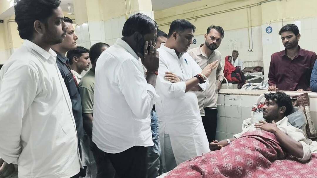 ➡️ दमोह सांसद श्री राहुल सिंह लोधी ने आज बुंदेलखंड मेडिकल कॉलेज, सागर पहुंचकर संसदीय क्षेत्र दमोह की बंडा विधानसभा के अंतर्गत जहरीली शराब के सेवन से अस्वस्थ हुए नागरिकों से मुलाकात कर उनका कुशल-क्षेम जाना। साथ ही चिकित्सकों को सभी पीड़ितों के त्वरित एवं समुचित इलाज के आवश्यक निर्देश दिए। इस दौरान बंडा विधायक श्री वीरेंद्र सिंह भी थे।
उन्होंने ईश्वर से सभी के शीघ्र स्वास्थ्य लाभ की प्रार्थना की।
सांसद श्री राहुल सिंह जी कल प्रातः 10:30 बजे बंडा विधानसभा क्षेत्र के ग्राम छपरी, बमूरा भेड़ा, पाटन, बुढ़ना, रवारा, धुरमार एवं पापेट पहुंचकर शोकाकुल परिवारों से भेंट करेंगे। उन्होंने कहा है कि इस कठिन समय में वे पूरी तरह से पीड़ित परिवारों के साथ खड़े हैं।
CM Madhya Pradesh Dr Mohan Yadav Jansampark Madhya Pradesh #JansamparkMP #sagar