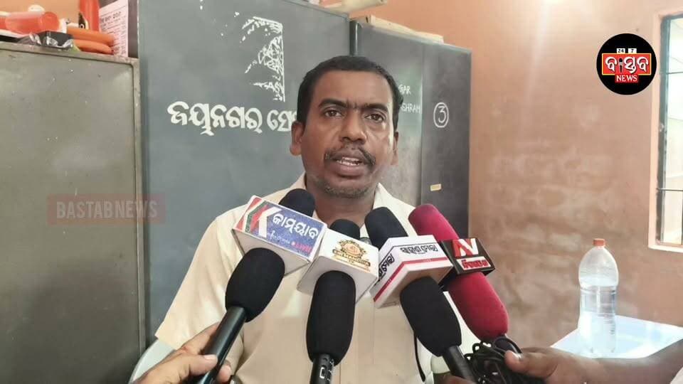 ସ୍କୁଲ ଖାଦ୍ୟ ରେ ଝିଟିପିଟି,ଖାଦ୍ୟ ଖାଇ ପିଲା ଅସୁସ୍ଥ। ଏହି ଘଟଣାରେ ପ୍ରତିକ୍ରିୟା ରଖିଲେ ଜୟନଗର ସେବାଶ୍ରମ ସ୍କୁଲ ର ପ୍ରଧାନ ଶିକ୍ଷକ......|
