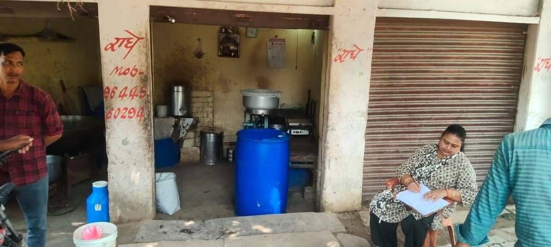 खाद्य सुरक्षा विभाग ने की भिण्ड शहर में स्थित डेयरियों एवं दुग्ध वाहनों के दूध की गुणवत्ता की जांच
संदेह पाए जाने पर चार नमूने जांच के लिए भोपाल भेजे
कलेक्टर भिण्ड एवं अभिहित अधिकारी खाद्य सुरक्षा प्रशासन भिण्ड के निर्देशन में खास सुरक्षा अधिकारी श्रीमती किरण सेंगर ने चलित प्रयोगशाला एवं रैपिड किट के माध्यम से भिण्ड शहर में स्थित डेयरियों एवं दुग्ध वाहनों के दूध की गुणवत्ता की जांच की। कु. आरती शिवहरे फूड लैब केमिस्ट ने खाद्य सुरक्षा अधिकारी श्रीमती किरण सेंगर के साथ अटेर रोड पर स्थित लाला डेयरी एवं परी डेयरी पर ड्रमों एवं टंकियों में भरे दूध की रैपिड किट से जांच की।
औद्योगिक क्षेत्र भिण्ड में स्थित अमन डेरी पर संग्रहित दूध की गुणवत्ता की जांच रैपिड किट से मौके पर ही की गई। खाद्य सुरक्षा विभाग ने नौ नमूने दूध के मौके पर ही जांच किए, जिनमें चार नमूने को संदेह पाए जाने पर खाद्य सुरक्षा एवं मानक अधिनियम के अंतर्गत राज्य खाद्य परीक्षा प्रयोगशाला भोपाल जांच वास्ते भेजे।
#CMMadhyaPradesh
#JansamparkMP
Directorate of Health Services, Madhya Pradesh
#भिण्ड
#Bhind