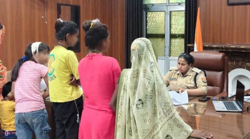 📢 जनता दर्शन में एसपी अपर्णा रजत कौशिक ने सुनीं फरियादें
मिर्जापुर। पुलिस अधीक्षक अपर्णा रजत कौशिक ने आज मंगलवार को पुलिस कार्यालय में जनता दर्शन के दौरान लोगों की शिकायतें सुनीं। उन्होंने संबंधित अधिकारियों को शिकायतों के समयबद्ध एवं गुणवत्तापूर्ण निस्तारण के लिए आवश्यक आदेश-निर्देश दिए।
#TodayMirzapur #Mirzapur #SPMirzapur #अपर्णारजतकौशिक #जनसुनवाई #जनतादर्शन #UPPolice #MirzapurPolice