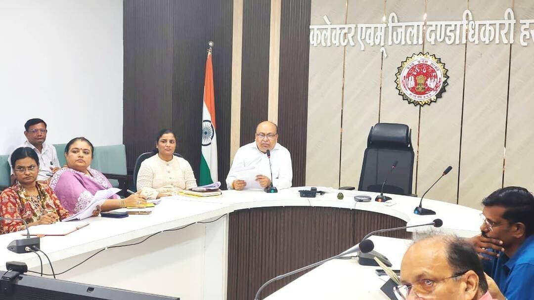 ✅ पंचायत उप निर्वाचन प्रक्रिया को गंभीरता से लें अधिकारी
✅ संबंधित क्षेत्रों में आदर्श आचरण संहिता का सख्ती से पालन हो - अपर कलेक्टर
जिले में पंचायत उप निर्वाचन की तैयारियों को लेकर अपर कलेक्टर श्री पुरूषोत्तम कुमार की अध्यक्षता में मंगलवार को नोडल अधिकारियों की बैठक आयोजित की गई। बैठक में अपर कलेक्टर ने कहा कि सभी नोडल अधिकारी निर्वाचन प्रक्रिया को गंभीरता से लें। उप निर्वाचन के दौरान निर्वाचन नियमों का सख्ती से पालन किया जाए। संबंधित निर्वाचन क्षेत्रों में आदर्श आचरण संहिता का सख्ती से पालन सुनिश्चित हो। उन्होने कहा कि उप निर्वाचन क्षेत्रों में सम्पत्ति विरूपण अधिनियम, कोलाहल नियंत्रण अधिनियम एवं अन्य प्रतिबंधों का सख्ती से पालन कराया जाए।
बैठक में निर्वाचन के दौरान कानून व्यवस्था, कम्यूनिकेशन प्लान एवं कंट्रोल रूम की तैयारी, मतदान दलों का गठन एवं प्रशिक्षण, निर्वाचन सामग्री प्रबन्धन, ईवीएम प्रबन्धन, मतगणना एवं सारणीकरण, परिवहन व्यवस्था, मतपत्र संबंधी व्यवस्था, मतदान दलों को मानदेय वितरण, प्रेक्षक व्यवस्था, आईटी एवं तकनीकी व्यवस्था, चिकित्सा व्यवस्था, शिकायत निवारण, पेयजल व्यवस्था, विद्युत आपूर्ति एवं स्ट्रांग रूम व मतगणना स्थल की व्यवस्थाओं की समीक्षा की गई। इस दौरान संयुक्त कलेक्टर एवं एसडीएम खिरकिया सुश्री रजनी वर्मा, डिप्टि कलेक्टर सुश्री श्वेता बम्होरे एवं श्रीमती तृप्ति पटेरिया सहित अन्य संबंधित नोडल अधिकारी मौजूद थे।
Chief Electoral Officer Madhya Pradesh Jansampark Madhya Pradesh
#Harda #PanchayatElection #Meeting
