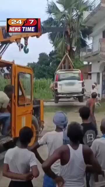 कोई चोरी न कर ले नई कार, इस डर से शख़्स ने घर की दूसरी मंज़िल पर पार्क कराई...