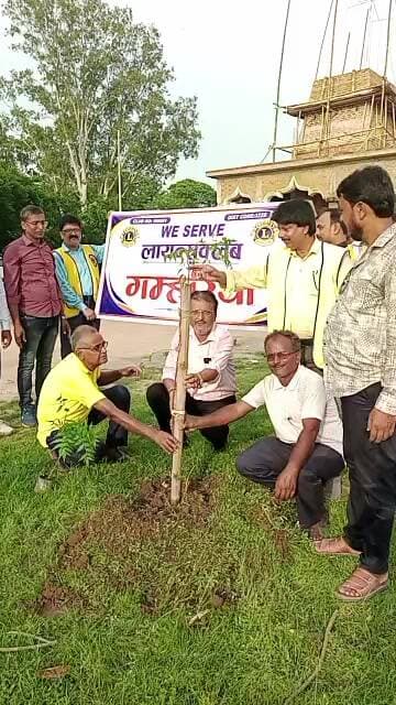 लायंस क्लब गम्हरिया द्वारा सामुदायिक स्वास्थ्य केंद्र गम्हरिया परिसर में बृक्षा रोपण कार्य, प्रभारी चिकित्सा पदाधिकारी अभिषेक कुमार मौजूद