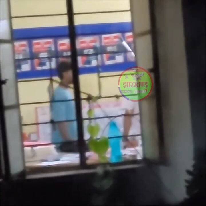 गिरिडीह के नगर थाना में युवक की पुलिस के द्वारा पिटाई ,अस्पताल में भर्ती
गिरिडीह। नगर थाना में 25 वर्षीय लखन साव की कथित पिटाई और तबीयत बिगड़ने का मामला तूल पकड़ता जा रहा है। युवक का आरोप है कि ऑर्बिट होटल के पास पुलिस ने उसके साथ मारपीट की और उसकी बाइक थाना ले गई। बाइक लेने थाना पहुंचने पर भी मारपीट किए जाने का आरोप लगाया। इसके बाद थाना परिसर में उसकी तबीयत बिगड़ गई, जिसके बाद पुलिस उसे सदर अस्पताल ले गई।
लखन की बहन ने मामले की निष्पक्ष जांच और दोषी पुलिसकर्मियों पर कार्रवाई की मांग की है। वहीं, थाना प्रभारी रतन कुमार सिंह ने आरोपों को बेबुनियाद बताया। पुलिस के अनुसार युवक और उसके साथी नशे में थे और थाना पहुंचकर हंगामा कर रहे थे। पुलिस ने मारपीट से इनकार किया है। मामले की सच्चाई मेडिकल रिपोर्ट, सीसीटीवी फुटेज और जांच से स्पष्ट होगी।