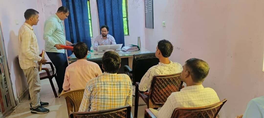 उप विकास आयुक्त महोदय द्वारा प्रखंड गायघाट का औचक निरीक्षण किया गया एवं ग्रामीण विकास विभाग अंतर्गत संचालित योजनाओं की समीक्षा की गई। समीक्षा के क्रम में प्रधानमंत्री आवास योजना, लोहिया स्वच्छ बिहार अभियान एवं विकसित भारत जी राम जी की विभिन्न बिंदुओं पर सभी संबंधित पदाधिकारी/कर्मियों को अपेक्षाकृत प्रगति लाने हेतु निर्देश दिया गया। प्रखंड स्तर पर मिशन कायाकल्प के तहत चयनित की जाने वाली योजनाओं की भी समीक्षा की गई। कायाकल्प अंतर्गत योजनाओं की धीमी प्रगति पर नाराजगी व्यक्त की गई ।साथ ही अभी तक प्रखंड गायघाट में एक भी नए आंगनबाड़ी चयनित नहीं किए जाने पर बाल विकास परियोजना पदाधिकारी एवं कार्यक्रम पदाधिकारी को दो दिनों के अंदर नए आंगनबाड़ी हेतु स्थल चिह्नित करते हुए कर प्रारंभ करने हेतु निर्देश दिया गया साथ ही विकसित भारत की राम जी के अंतर्गत वृक्षारोपण की योजनाओं में धीमी प्रगति हेतु संबंधित पंचायत रोजगार सेवकों को दो दिनों के अंदर सभी पंचायत में लक्ष्य के अनुरूप सत प्रतिशत उपलब्धि प्राप्त करने हेतु निर्देशित किया गया।प्रधानमंत्री आवास योजना अंतर्गत अपूर्ण आवासों को पूर्ण करने हेतु सभी आवास पर्यवेक्षक को निदेशित किया गया। लोहिया स्वच्छ भारत अभियान अंतर्गत IHHL की जियो टैगिंग यूजर कलेक्शन चार्ज की धीमी प्रगति हेतु प्रखंड समन्वयकों को एक सप्ताह के अंदर अपेक्षाकृत प्रगति लाने हेतु निर्देशित किया गया ।