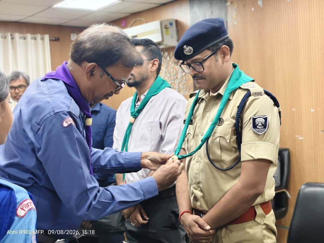जिलाधिकारी एवं वरीय पुलिस अधीक्षक ने भारत स्काउट एवं गाइड के बच्चों तथा पदाधिकारियों को प्रशस्ति पत्र देकर किया सम्मानित
मुख्य संरक्षक, भारत स्काउट एवं गाइड-सह-जिला पदाधिकारी, मुजफ्फरपुर श्री कुमार गौरव तथा संरक्षक, भारत स्काउट एवं गाइड-सह- वरीय पुलिस अधीक्षक, मुजफ्फरपुर श्री कांतेश कुमार मिश्र ने आज समाहरणालय सभागार में भारत स्काउट एवं गाइड के बच्चों एवं पदाधिकारियों को उनके उत्कृष्ट योगदान के लिए प्रशस्ति पत्र प्रदान कर सम्मानित किया।यह सम्मान दिनांक 15 अगस्त, 2026 को स्वतंत्रता दिवस के अवसर पर आयोजित कार्यक्रमों में सक्रिय सहभागिता तथा श्रावणी मेला, 2026 के दौरान श्रद्धालुओं की सेवा, सहायता एवं विभिन्न व्यवस्थाओं में सराहनीय योगदान के लिए प्रदान किया गया। लगभग 230 बच्चों के साथ-साथ भारत स्काउट एवं गाइड के अधिकारियों को भी सम्मानित किया गया।
समारोह के दौरान जिला पदाधिकारी एवं वरीय पुलिस अधीक्षक ने भारत स्काउट एवं गाइड के बच्चों एवं पदाधिकारियों के कार्यों की सराहना करते हुए कहा कि स्काउट एवं गाइड के सदस्यों ने अनुशासन, सेवा भावना, समर्पण, पेशेवर व्यवहार एवं सामाजिक उत्तरदायित्व का उत्कृष्ट उदाहरण प्रस्तुत किया है। बच्चों के उज्जवल भविष्य की कामना करते हुए अधिकारीद्वय ने कहा कि स्वतंत्रता दिवस समारोह के दौरान तथा श्रावणी मेला के दौरान लाखों की संख्या में आने वाले श्रद्धालुओं की सहायता एवं प्रशासनिक व्यवस्था में सहयोग देकर उन्होंने महत्वपूर्ण भूमिका निभाई।
अधिकारियों ने कहा कि युवाओं में सेवा, अनुशासन और नेतृत्व की भावना विकसित करने में भारत स्काउट एवं गाइड की महत्वपूर्ण भूमिका है। ऐसे स्वयंसेवकों का उत्साहवर्धन समाज सेवा के प्रति अन्य युवाओं को भी प्रेरित करता है।
इस अवसर पर भारत स्काउट एवं गाइड के पदाधिकारी एवं बच्चे उपस्थित रहे। प्रशस्ति पत्र प्राप्त करने वाले बच्चों एवं पदाधिकारियों में उत्साह एवं खुशी का माहौल रहा। सम्मानित सदस्यों ने जिला प्रशासन के प्रति आभार व्यक्त करते हुए भविष्य में भी सामाजिक एवं प्रशासनिक कार्यों में इसी प्रकार सक्रिय सहयोग देने का संकल्प व्यक्त किया।