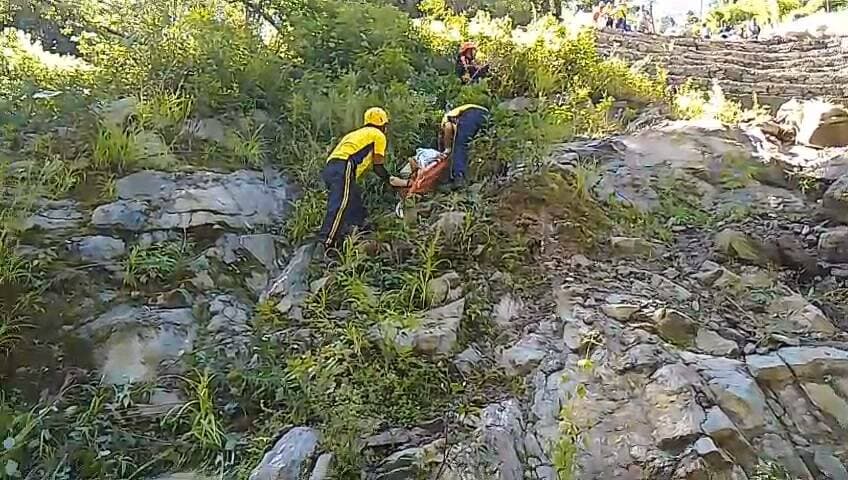 🚨 ब्रेकिंग न्यूज़ | रुद्रप्रयाग में दर्दनाक वाहन हादसा 🚨
🔴 हादसे में दो लोगों की मौके पर मौत, एक गंभीर घायल
📍 छेनागाड़ से करीब 2 किमी ऊपर मत्थ्यगांव के समीप हुआ हादसा
वाहन में सवार थे तीन लोग, अनियंत्रित होकर दुर्घटनाग्रस्त हुआ वाहन।
सूचना मिलते ही SDRF और DDRF की टीमें मौके पर पहुंचीं, शुरू किया रेस्क्यू ऑपरेशन।
दो लोगों ने मौके पर ही तोड़ा दम, जबकि एक घायल को तत्काल अस्पताल भेजा गया।
हादसे के कारणों का फिलहाल पता नहीं चल पाया है। पुलिस एवं प्रशासन की ओर से मामले की जानकारी जुटाई जा रही है।
🙏 दिवंगत आत्माओं को भावपूर्ण श्रद्धांजलि। घायल के शीघ्र स्वस्थ होने की कामना।
#BreakingNews #Rudraprayag #RoadAccident #UttarakhandNews #SDRF #DDRF #Accident #RudraprayagNews