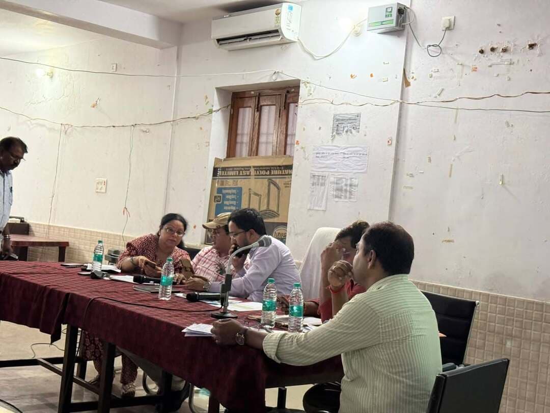 आज दिनांक 08.09.2026 को उप विकास आयुक्त महोदय ने सभी प्रखंडों के कार्यक्रम पदाधिकारी, कनीय अभियंता लेखपाल पंचायत तकनीकी सहायक एवं सभी पंचायत के पंचायत रोजगार सेवक के साथ विकसित भारत जी राम जी के अंतर्गत संचालित योजनाओं के प्रगति हेतु साप्ताहिक समीक्षा बैठक की जिसमें ग्रामीण हाट, मिशन कायाकल्प ,मानव दिवस सृजन,ससमय भुगतान एवं योजनाओं की जियो टैगिंग, अपूर्ण आंगनबाड़ी केंद्र एवं नए आंगनबाड़ी का सर्वे, वृक्षारोपण,वर्क डिमांड इन मुख्य बिंदुओं पर समीक्षा की गई।
1- ग्रामीण हाट में प्रखंड मड़वन, मुरौल, मुसहरी एवं कांटी को प्रगति लाने हेतु निदेशित किया गया
2- नए आंगनबाड़ी केंद्रों को चिन्हित करने में प्रखंड कुरहनी,औराई,सकरा एवम बोचहां को दो दिनों के अंदर सभी आंगनबाड़ी केंद्रों का सर्वे का कार्य पूर्ण करने हेतु निर्देश दिया गया साथ ही सभी प्रखंडों में एक-एक आंगनबाड़ी का कार्य प्रारंभ करने हेतु निदेशित किया गया
3- प्रखंड मीनापुर सरैया कुरहनी मड़वन एवं मुसहरी में अपूर्ण आंगनबाड़ी केदो को एक सप्ताह के अंदर पूर्ण करने हेतु निदेशित किया गया है
4- मिशन कायाकल्प में प्रखंड मुरौल सकरा साहेबगंज मुसहरी एवं बांद्रा को अपेक्षाकृत प्रगति लाने हेतु निदेशित किया गया।
5- वृक्षारोपण की योजनाओं में प्रखंड कुरहनी सरैया पारु मुसहरी एवं औराई में धीमी प्रगति हेतु नाराजगी व्यक्त की गई एवं अगले बैठक के पूर्व सभी पंचायत में लक्ष्य के अनुरूप सत प्रतिशत उपलब्धि प्राप्त करने हेतु निदेशित किया गया
6- वृक्षारोपण में धीमी प्रगति हेतु प्रखंड कुरहनी सरैया पारु एवं कांटी के सभी पंचायत रोजगार सेवक कनीय अभियंता पंचायत तकनीकी सहायक लेखापाल सहित कार्यक्रम पदाधिकारी को कारण बताओ नोटिस जारी किया।
7- माह सितंबर में काम की मांग में धीमी प्रगति हेतु सभी प्रखंडों के 18 पंचायत रोजगार सेवकों से अगले बैठक के पूर्व शून्य उपलब्धि पाए जाने पर विभागीय कार्रवाई हेतु चेतवानी दी गयी।
8- मानव दिवस सृजन में प्रखंड बोचहा गायघाट मड़वन मोतीपुर एवं कुरहनी को अपेक्षाकृत प्रगति हेतु निदेशित किया गया
9- जिला स्तर से निर्गत सभी कर्मियों से कारण बताओ नोटिस की समीक्षा की गई एवं लगातार तीन से अधिक कारण बताओ नोटिस होने की स्थिति में विभागीय कार्रवाई करने हेतु निदेशित किया गया
10- समय भुगतान हेतु प्रखंड मोतीपुर मुसहरी कटरा साहेबगंज एवं मुरौल को अपेक्षाकृत प्रगति लाने हेतु निर्देशित किया गया।