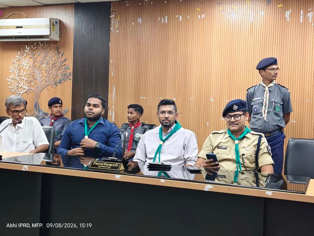*जिलाधिकारी एवं वरीय पुलिस अधीक्षक ने भारत स्काउट एवं गाइड के बच्चों तथा पदाधिकारियों को प्रशस्ति पत्र देकर किया सम्मानित*
मुख्य संरक्षक, भारत स्काउट एवं गाइड-सह-जिला पदाधिकारी, मुजफ्फरपुर श्री कुमार गौरव तथा संरक्षक, भारत स्काउट एवं गाइड-सह- वरीय पुलिस अधीक्षक, मुजफ्फरपुर श्री कांतेश कुमार मिश्र ने आज समाहरणालय सभागार में भारत स्काउट एवं गाइड के बच्चों एवं पदाधिकारियों को उनके उत्कृष्ट योगदान के लिए प्रशस्ति पत्र प्रदान कर सम्मानित किया।यह सम्मान दिनांक 15 अगस्त, 2026 को स्वतंत्रता दिवस के अवसर पर आयोजित कार्यक्रमों में सक्रिय सहभागिता तथा श्रावणी मेला, 2026 के दौरान श्रद्धालुओं की सेवा, सहायता एवं विभिन्न व्यवस्थाओं में सराहनीय योगदान के लिए प्रदान किया गया। लगभग 230 बच्चों के साथ-साथ भारत स्काउट एवं गाइड के अधिकारियों को भी सम्मानित किया गया।
समारोह के दौरान जिला पदाधिकारी एवं वरीय पुलिस अधीक्षक ने भारत स्काउट एवं गाइड के बच्चों एवं पदाधिकारियों के कार्यों की सराहना करते हुए कहा कि स्काउट एवं गाइड के सदस्यों ने अनुशासन, सेवा भावना, समर्पण, पेशेवर व्यवहार एवं सामाजिक उत्तरदायित्व का उत्कृष्ट उदाहरण प्रस्तुत किया है। बच्चों के उज्जवल भविष्य की कामना करते हुए अधिकारीद्वय ने कहा कि स्वतंत्रता दिवस समारोह के दौरान तथा श्रावणी मेला के दौरान लाखों की संख्या में आने वाले श्रद्धालुओं की सहायता एवं प्रशासनिक व्यवस्था में सहयोग देकर उन्होंने महत्वपूर्ण भूमिका निभाई।
अधिकारियों ने कहा कि युवाओं में सेवा, अनुशासन और नेतृत्व की भावना विकसित करने में भारत स्काउट एवं गाइड की महत्वपूर्ण भूमिका है। ऐसे स्वयंसेवकों का उत्साहवर्धन समाज सेवा के प्रति अन्य युवाओं को भी प्रेरित करता है।
इस अवसर पर भारत स्काउट एवं गाइड के पदाधिकारी एवं बच्चे उपस्थित रहे। प्रशस्ति पत्र प्राप्त करने वाले बच्चों एवं पदाधिकारियों में उत्साह एवं खुशी का माहौल रहा। सम्मानित सदस्यों ने जिला प्रशासन के प्रति आभार व्यक्त करते हुए भविष्य में भी सामाजिक एवं प्रशासनिक कार्यों में इसी प्रकार सक्रिय सहयोग देने का संकल्प व्यक्त किया।