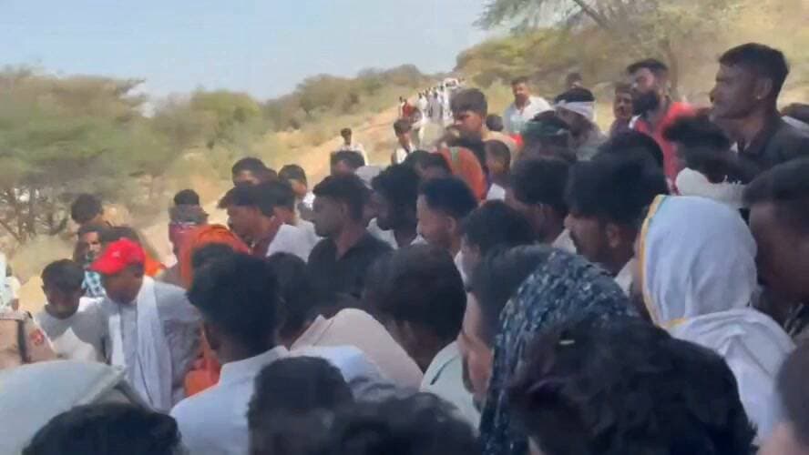 रणजीतपुरा थाना क्षेत्र में भीखाराम नायक की मौत पर बवाल, शव के पास सैकड़ों ग्रामीणों का धरना… गिरफ्तारी तक नहीं उठेगा शव Part 8
