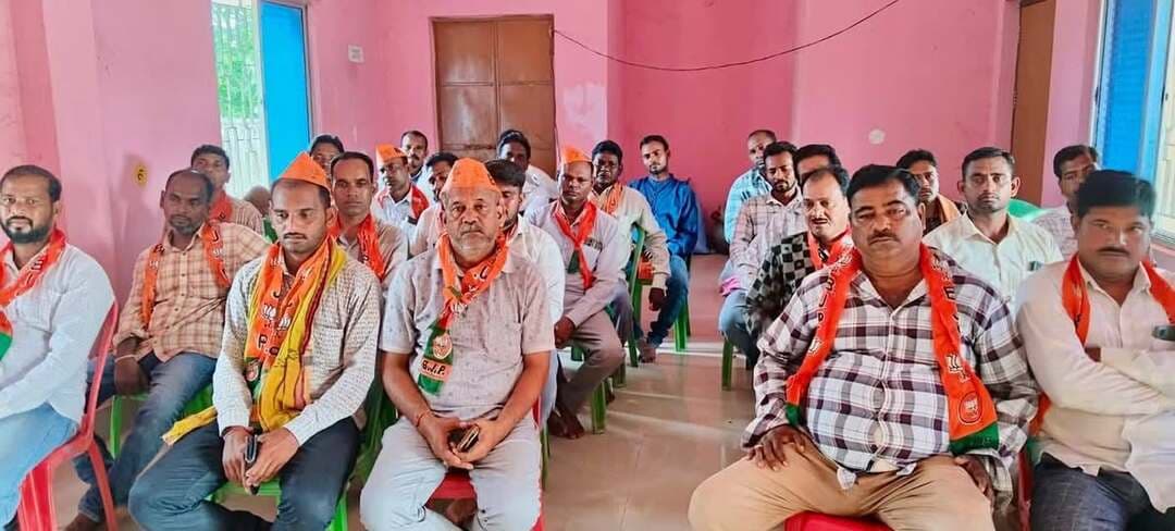 ଆମ୍ବଗାଁ ଶିବ ମନ୍ଦିର ପ୍ରାଙ୍ଗଣରେ ଘଣ୍ଟାପଡା ମଣ୍ଡଳ ସ୍ତରୀୟ ସାଙ୍ଗଠନିକ ବୈଠକ ଅନୁଷ୍ଠିତ
କଣ୍ଟାମାଲ ନିର୍ବାଚନ ମଣ୍ଡଳୀ ଅନ୍ତର୍ଗତ ଆମ୍ବଗାଁ ସ୍ଥିତ ଶିବ ମନ୍ଦିର ପ୍ରାଙ୍ଗଣରେ ଘଣ୍ଟାପଡା ମଣ୍ଡଳ ସ୍ତରୀୟ ଏକ ଗୁରୁତ୍ୱପୂର୍ଣ୍ଣ ସାଙ୍ଗଠନିକ ବୈଠକ ସଫଳତାର ସହ ଅନୁଷ୍ଠିତ ହୋଇଯାଇଛି।
ଏହି ବୈଠକରେ ଦଳୀୟ ସଂଗଠନକୁ ଆହୁରି ସୁଦୃଢ଼ ଓ କ୍ରିୟାଶୀଳ କରିବା ସହ ଆଗାମୀ କାର୍ଯ୍ୟପନ୍ଥା ଏବଂ ଅଞ୍ଚଳର ବିଭିନ୍ନ ବିକାଶମୂଳକ ସମସ୍ୟା ସମ୍ପର୍କରେ ବିସ୍ତୃତ ଆଲେଚନା କରାଯାଇଥିଲା। ଏଥିରେ ମଣ୍ଡଳର ସମସ୍ତ ପ୍ରମୁଖ ନେତୃବୃନ୍ଦ, କର୍ମକର୍ତ୍ତା ଓ ଦଳୀୟ କାର୍ଯ୍ୟକର୍ତ୍ତାମାନେ ବହୁ ସଂଖ୍ୟାରେ ଉପସ୍ଥିତ ଥିଲେ।
#Kantamal #Ghantapada #Ambagan #Meeting #Odisha #SocialUpdate