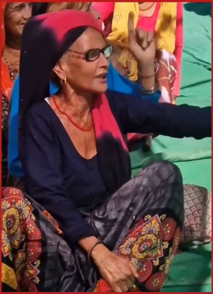 #मोटणा (प्रतापनगर) की #रेशमा का एक माह से नहीं मिला कोई सुराग #गुस्साए परिजन व ग्रामीण सड़कों पर उतरे #लंबगांव-डोबरा मार्ग के #मोटणा में किया धरना-प्रदर्शन।
#ग्रामीणों की मांग
#हमारी बेटी वापस लाओ।
#मानसिक एवं शारीरिक प्रताड़ना बंद करो।
#दहेज प्रताड़ना एवं हत्या की निष्पक्ष जांच करो।
#सभी दोषियों के खिलाफ सख्त कानूनी कार्रवाई करो।
#हमें हमारी बेटी लौटाओ, इंसाफ दिलाओ।