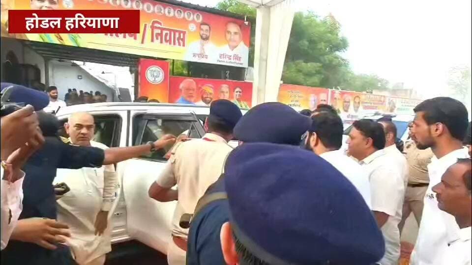 Vande Bharat news🔴 प्रवीण कुमार /ब्रेकिंग न्यूज़ होडल : हेलीकाप्टर से मुख्यमंत्री नायब सैनी पहुंचे विधायक हरेंद्र रामरतन सिंह के निवास स्थान , दिवंगत माता गिर्राजो देवी को दी श्रद्धांजलि
मुख्यमंत्री नायब सैनी ने गिर्राजो देवी को अर्पित की भावभीनी श्रद्धांजलि नायब सैनी ने विधायक हरेंद्र रामरतन सिंह के परिवार से की मुलाकात कर जताया शोक
होडल में शोकाकुल परिवार के बीच पहुंचे मुख्यमंत्री नायब सैनी ने दी सांत्वना
मुख्यमंत्री नायब सैनी के पहुंचने पर उमड़ा जनसैलाब, विधायक की दिवंगत माता को दी श्रद्धांजलि
प्रवीण कुमार | वन्दे भारत न्यूज़ | होडल