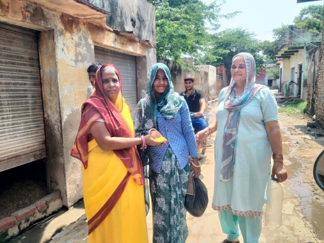 *स्वीप अभियान: कामां के छिछरवाड़ी, नगर व कुम्हेर में आंगनबाड़ी कार्यकर्ताओं ने बांटे पीले चावल; घर-घर जाकर दिया शत-प्रतिशत मतदान का न्योता*
*लोकतंत्र के महापर्व में महिलाओं की अनूठी पहल; मांगलिक परंपरा से जोड़ा मताधिकार, बिना किसी लोभ-प्रलोभन के निष्पक्ष मतदान करने का किया आह्वान*
नगर/डीग, 08 सितम्बर। आगामी नगरीय निकाय आम चुनाव-2026 में अधिक से अधिक जनभागीदारी सुनिश्चित करने के उद्देश्य से जिलेभर में मतदाता जागरूकता (स्वीप) कार्यक्रम आयोजित किए जा रहे हैं। इसी क्रम में मंगलवार को जिले के कामां ब्लॉक के छिछरवाड़ी सहित कुम्हेर एवं नगर क्षेत्र में महिला एवं बाल विकास विभाग की आंगनबाड़ी कार्यकर्ताओं व साथिनों द्वारा घर-घर जाकर पारंपरिक रीति-रिवाज के अनुसार ‘पीले चावल’ बांटकर मतदाताओं को मतदान का भावभीना न्योता दिया गया।
आंगनबाड़ी कार्यकर्ताओं ने भारतीय संस्कृति की मांगलिक परंपरा का निर्वहन करते हुए वार्डों एवं मोहल्लों में जनसंपर्क किया। कार्यकर्ताओं ने गृहणियों, युवाओं और बुजुर्गों को पीले चावल भेंट करते हुए आगामी मतदान दिवस पर सभी कार्य छोड़कर सबसे पहले मतदान केंद्र पहुंचकर वोट डालने की अपील की। इस दौरान आंगनबाड़ी कार्यकर्ताओं ने महिलाओं को प्रेरित करते हुए कहा कि सशक्त स्थानीय निकाय और नगर के सर्वांगीण विकास के लिए हर एक वोट अत्यंत महत्वपूर्ण है, अतः घर के सभी पात्र मतदाता अपनी जिम्मेदारी अवश्य निभाएं।
डोर-टू-डोर संपर्क के दौरान कार्यकर्ताओं ने आमजन को नैतिक मतदान का संदेश देते हुए समझाया कि किसी भी प्रकार के प्रलोभन, दबाव, जाति या धर्म के प्रभाव में आए बिना निष्पक्ष एवं निर्भीक होकर अपने मताधिकार का प्रयोग करें। कार्यकर्ताओं ने सारे काम छोड़ दो, सबसे पहले वोट दो तथा वोट हमारा है अधिकार, कभी न करें इसे बेकार जैसे नारों के माध्यम से वार्डवासियों को शत-प्रतिशत मतदान का संकल्प दिलाया। इस अवसर पर महिला एवं बाल विकास विभाग के पर्यवेक्षकों एवं स्थानीय ब्लॉक स्तरीय अधिकारियों ने बताया कि स्वीप गतिविधियों के तहत विशेष रूप से महिला मतदाताओं, नव-मतदाताओं एवं दिव्यांगजनों को मतदान बूथ तक लाने के लिए यह विशेष जन-जागरूकता अभियान लगातार चलाया जा रहा है।