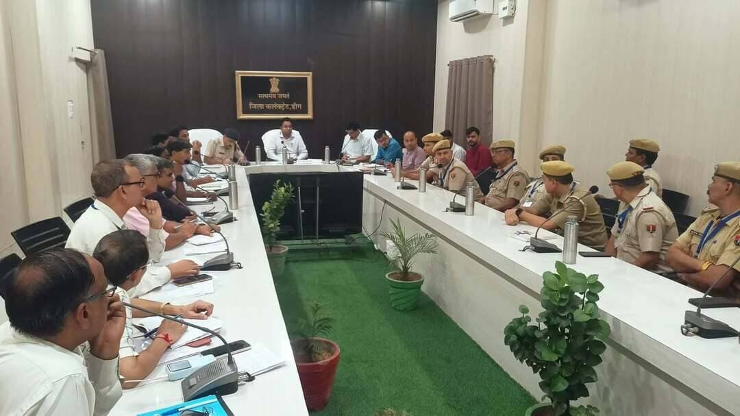*नगरीय निकाय आम चुनाव-2026 : डीग, कुम्हेर एवं बृजनगर के सेक्टर मजिस्ट्रेटों की बैठक आयोजित*
*जिला निर्वाचन अधिकारी ने मतदान केंद्रों पर आवश्यक व्यवस्थाएं समय पर सुनिश्चित करने के दिए निर्देश*
नगर/डीग, 08 सितम्बर। आगामी नगरीय निकाय आम चुनाव-2026 के दृष्टिगत मंगलवार को कलेक्ट्रेट सभागार में जिला निर्वाचन अधिकारी एवं जिला कलक्टर मयंक मनीष की अध्यक्षता में डीग, कुम्हेर एवं बृजनगर निकाय क्षेत्रों के सेक्टर मजिस्ट्रेटों एवं पुलिस अधिकारियों की संयुक्त समीक्षा बैठक आयोजित की गई। बैठक में उप जिला निर्वाचन अधिकारी देवेन्द्र परमार, अतिरिक्त पुलिस अधीक्षक अखिलेश शर्मा, रिटर्निंग अधिकारी डीग अमित कुमार मीना सहित संबंधित निकायों के सेक्टर मजिस्ट्रेट एवं पुलिस अधिकारी उपस्थित रहे।
बैठक में जिला निर्वाचन अधिकारी ने बताया कि राज्य निर्वाचन आयोग के निर्धारित कार्यक्रम के अनुसार डीग, कुम्हेर और बृजनगर में 9 सितंबर को सायं 6:00 बजे चुनाव प्रचार समाप्त हो जाएगा। इसके बाद चुनावी सभाओं, रैलियों एवं लाउडस्पीकर के उपयोग पर प्रतिबंध रहेगा। उन्होंने संबंधित अधिकारियों को सार्वजनिक स्थलों तथा मतदान केंद्रों के आसपास लगे राजनीतिक बैनर, पोस्टर एवं होर्डिंग्स हटाने की कार्रवाई सुनिश्चित करने के निर्देश दिए। उन्होंने पुलिस एवं प्रशासनिक अधिकारियों को लाइसेंसी हथियारों को निर्धारित प्रक्रिया के अनुसार जमा कराने तथा जिन मतदान केंद्रों अथवा क्षेत्रों में पूर्व में चुनाव संबंधी विवाद या अप्रिय घटनाएं हुई हैं, वहां स्थिति के अनुरूप आवश्यक निरोधात्मक कार्रवाई करने के निर्देश दिए।
उन्होंने 10 सितंबर को पोलिंग पार्टियों की रवानगी को लेकर आवश्यक व्यवस्थाएं समय पर पूर्ण करने के निर्देश दिए। उन्होंने मतदान दलों के लिए मतदान केंद्रों पर रात्रि विश्राम, भोजन आदि की व्यवस्था सुनिश्चित करने के लिए कहा। वहीं मतदान केंद्रों पर आने वाले मतदाताओं की सुविधा को ध्यान में रखते हुए सुरक्षा, प्रकाश एवं पेयजल सहित आवश्यक व्यवस्थाएं सुनिश्चित करने के निर्देश दिए, ताकि मतदान प्रक्रिया के दौरान किसी प्रकार की असुविधा न हो। उन्होंने निर्देश दिए कि मतदान केंद्रों पर 100 मीटर एवं 200 मीटर की निर्धारित परिधि की स्पष्ट मार्किंग समय पर पूरी कर ली जाए। साथ ही मतदान केंद्रों पर सुनिश्चित न्यूनतम सुविधाओं की भी समीक्षा की गई।
उन्होंने वर्षा के कारण जलभराव वाले मतदान केंद्रों एवं संपर्क मार्गों पर आवश्यकतानुसार पंप लगाकर पानी की निकासी कराने के निर्देश दिए। उन्होंने सभी मतदान केंद्रों पर दरवाजे दुरुस्त रखने, क्रियाशील शौचालय, आवश्यक फर्नीचर एवं वोटर हेल्पडेस्क की व्यवस्था सुनिश्चित करने को कहा। उन्होंने कहा कि जिन मतदान केंद्रों पर स्थायी रैंप उपलब्ध नहीं हैं, वहां दिव्यांग एवं बुजुर्ग मतदाताओं की सुविधा के लिए अस्थाई रैंप तैयार कराए जाएं। मौसम की स्थिति को देखते हुए आवश्यकता वाले मतदान केंद्रों पर टेंट तथा बैरिकेडिंग की व्यवस्था भी सुनिश्चित करने के निर्देश दिए गए।