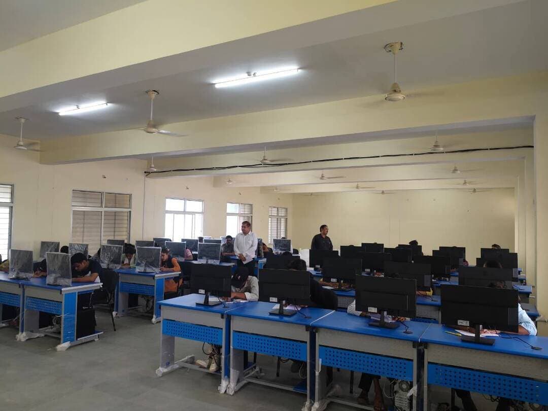 AI एवं FinTech सर्टिफिकेट कोर्स की प्रवेश परीक्षा संपन्न
________________
32 सीटों के लिए 56 विद्यार्थियों ने दी चयन परीक्षा
________________
IIT दिल्ली से ऑनलाइन प्रशिक्षण और प्रमाण-पत्र का मिलेगा अवसर
________________
खरगोन 08 सितंबर 2026। प्रधानमंत्री कॉलेज ऑफ एक्सीलेंस, शासकीय स्नातकोत्तर महाविद्यालय खरगोन में स्वामी विवेकानंद करियर मार्गदर्शन प्रकोष्ठ के अंतर्गत AI एवं FinTech सर्टिफिकेट कोर्स में प्रवेश के लिए चयन परीक्षा निर्धारित समय पर सफलतापूर्वक संपन्न हुई। दोनों पाठ्यक्रमों में 16-16 सीटें, इस प्रकार कुल 32 सीटों के लिए 56 विद्यार्थियों ने प्रवेश परीक्षा में भाग लिया। परीक्षा को लेकर विद्यार्थियों में विशेष उत्साह देखा गया।
यह पाठ्यक्रम मध्यप्रदेश शासन के उच्च शिक्षा विभाग, भोपाल की स्वामी विवेकानंद करियर मार्गदर्शन योजना एवं IIT दिल्ली के मध्य हुए MoU के अंतर्गत IIT दिल्ली द्वारा ऑनलाइन संचालित किया जाएगा। पाठ्यक्रम सफलतापूर्वक पूर्ण करने वाले विद्यार्थियों को IIT दिल्ली द्वारा प्रमाण-पत्र प्रदान किया जाएगा। इससे विद्यार्थियों को अपनी नियमित डिग्री के साथ आर्टिफिशियल इंटेलिजेंस एवं वित्तीय तकनीक जैसे तेजी से विकसित हो रहे क्षेत्रों में अतिरिक्त कौशल हासिल करने का अवसर मिलेगा।
यह पहल राष्ट्रीय शिक्षा नीति-2020 की भावना के अनुरूप विद्यार्थियों को Value Added Course एवं Skill Enhancement के माध्यम से आधुनिक तकनीक तथा रोजगार की बदलती आवश्यकताओं से जोड़ने की दिशा में महत्वपूर्ण कदम है। वर्तमान समय में AI एवं FinTech का शिक्षा, बैंकिंग, वित्तीय सेवाओं, व्यवसाय एवं डिजिटल क्षेत्र में महत्व लगातार बढ़ रहा है।
उल्लेखनीय है कि महाविद्यालय में पिछले वर्ष भी AI एवं FinTech के 8-8 सीटों वाले पाठ्यक्रम संचालित किए गए थे, जिन्हें विद्यार्थियों ने सफलतापूर्वक पूर्ण किया। पिछले वर्ष के उत्साहजनक अनुभव को देखते हुए इस वर्ष दोनों पाठ्यक्रमों में सीटों की संख्या बढ़ाकर 16-16 की गई है।
प्रवेश परीक्षा के परिणाम एवं निर्धारित चयन प्रक्रिया के आधार पर दोनों पाठ्यक्रमों में विद्यार्थियों का चयन किया जाएगा। चयनित विद्यार्थियों को आगामी चरण में IIT दिल्ली के माध्यम से ऑनलाइन प्रशिक्षण प्रदान किया जाएगा।
महाविद्यालय द्वारा परीक्षा के सफल संचालन के लिए आवश्यक व्यवस्थाएं सुनिश्चित की गईं। परीक्षा निर्धारित समय पर प्रारंभ होकर शांतिपूर्ण एवं सफलतापूर्वक संपन्न हुई। प्राचार्य डॉ. जी.एस. चौहान के मार्गदर्शन में प्रो. गगन पाटीदार, प्रो. हरीश पूरे, प्रो. धर्मेंद्र अलावा, प्रो. विवेक सोलंकी एवं सुश्री श्रेया सेन ने परीक्षा के आयोजन एवं व्यवस्थाओं में महत्वपूर्ण भूमिका निभाई।
#JansamparkMP #khargone