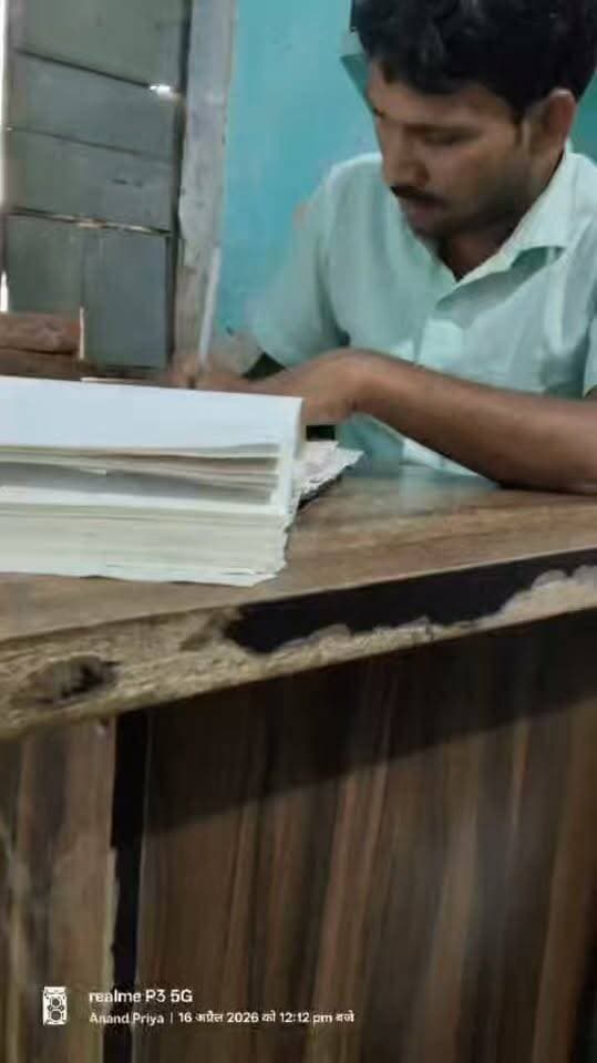#भदौरा ब्लॉक परिसर में वायरल वीडियो से मचा हड़कंप, बाहरी व्यक्ति पर नकल बांटने का आरोप
#गाजीपुर के भदौरा विकासखंड परिसर से जुड़ा एक वीडियो सोशल मीडिया पर वायरल होने के बाद सवाल खड़े हो गए हैं। वीडियो में एक व्यक्ति द्वारा कथित तौर पर नकल बांटे जाने का आरोप लगाया जा रहा है। वीडियो बनाने वाले आनन्द मौर्य ने इस संबंध में कई महत्वपूर्ण जानकारियां साझा की हैं। #GhazipurNews #BreakingNews #LatestNews #nonfollowers #trendingvideo Vivek Singh Vicky