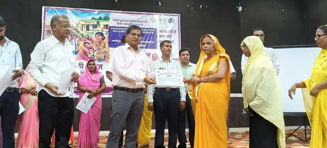 मऊ में आंगनबाड़ी कार्यकत्रियों, सहायिकाओं और मेधावी बच्चों का सम्मान, नवनियुक्त कर्मियों को मिले नियुक्ति पत्र |
मऊ नगर पालिका परिषद के कम्युनिटी हॉल में आंगनबाड़ी कार्यकत्रियों, सहायिकाओं और मेधावी बच्चों के सम्मान में समारोह आयोजित किया गया। कार्यक्रम में उत्कृष्ट कार्य करने वाली आंगनबाड़ी कार्यकत्रियों और सहायिकाओं को सम्मानित किया गया, जबकि नवनियुक्त कर्मियों को नियुक्ति पत्र वितरित किए गए। इस दौरान मुख्यमंत्री योगी आदित्यनाथ के संबोधन का सजीव प्रसारण भी किया गया।
मऊ के नगर पालिका परिषद कम्युनिटी हॉल में आयोजित सम्मान समारोह का शुभारंभ जिला पंचायत के प्रशासक मनोज कुमार राय और मुख्य विकास अधिकारी विवेक कुमार श्रीवास्तव समेत अन्य अधिकारियों ने दीप प्रज्वलित कर किया।
कार्यक्रम में पोषण, बाल विकास और महिला कल्याण के क्षेत्र में उत्कृष्ट कार्य करने वालों को सम्मानित किया गया। सैम श्रेणी से सुधारित बच्चों की माताओं को भी सम्मान मिला। वहीं उत्कृष्ट कार्य करने वाली आंगनबाड़ी कार्यकत्रियों और सहायिकाओं को प्रशस्ति पत्र और साड़ी वितरित की गई।
नवनियुक्त आंगनबाड़ी कार्यकत्रियों एवं सहायिकाओं को नियुक्ति पत्र देकर उनके उज्ज्वल भविष्य की कामना की गई। कार्यक्रम के दौरान अयोध्या में आयोजित कार्यक्रम से मुख्यमंत्री योगी आदित्यनाथ के संबोधन का सजीव प्रसारण भी दिखाया गया।
मुख्य विकास अधिकारी विवेक कुमार श्रीवास्तव ने कहा कि समाज के समग्र विकास में आंगनबाड़ी कार्यकत्रियों और सहायिकाओं की महत्वपूर्ण भूमिका है। उन्होंने कुपोषित और अति कुपोषित बच्चों को चिन्हित कर उनके स्वास्थ्य में सुधार के लिए लगातार प्रयास करने के निर्देश दिए।
उन्होंने कहा कि पात्र लाभार्थियों को समय से पोषाहार उपलब्ध कराने के साथ-साथ अभिभावकों को पोषक सामग्री के सही उपयोग और सेवन की जानकारी भी दी जाए, ताकि सरकारी योजनाओं का वास्तविक लाभ लोगों तक पहुंच सके।
सीडीओ ने बताया कि आंगनबाड़ी कार्यकत्रियों को अब एक अतिरिक्त साड़ी भी उपलब्ध कराई जा रही है। इसके अलावा कैशलेस सुविधा, स्मार्टफोन उपलब्ध कराने और मानदेय व वेतन में वृद्धि की दिशा में भी प्रदेश सरकार काम कर रही है।
कार्यक्रम में आंगनबाड़ी कार्यकत्रियों की ओर से लगाए गए विभिन्न स्टॉलों का मुख्य विकास अधिकारी ने निरीक्षण किया और बच्चों को दी जाने वाली पोषक सामग्रियों की जानकारी ली। वहीं विद्यालय की छात्राओं ने सांस्कृतिक कार्यक्रम प्रस्तुत कर लोगों की खूब तालियां बटोरीं।
कार्यक्रम में विभागीय अधिकारी, आंगनबाड़ी कार्यकत्रियां एवं सहायिकाएं, लाभार्थी, अभिभावक और अन्य गणमान्य लोग मौजूद रहे